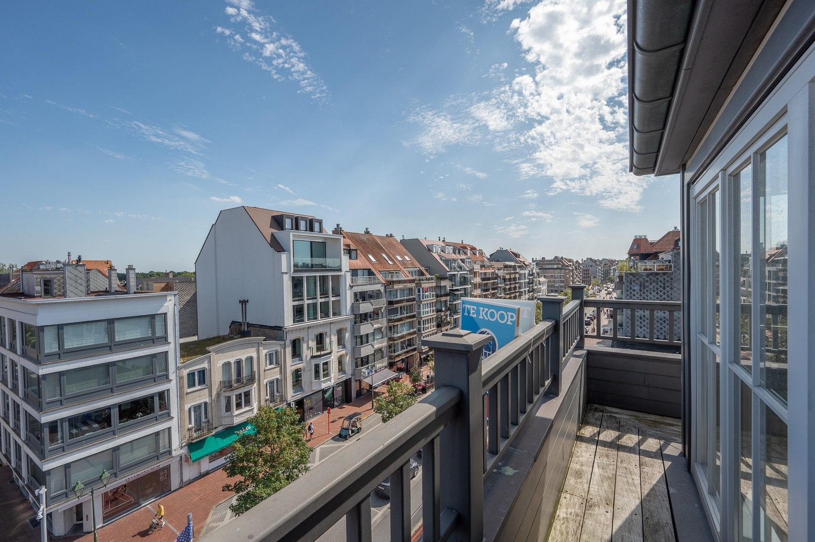 Zonnige penthouse met 3 slaapkamers centraal gelegen in Knokke aan de winkels en vlakbij de zee. foto 3