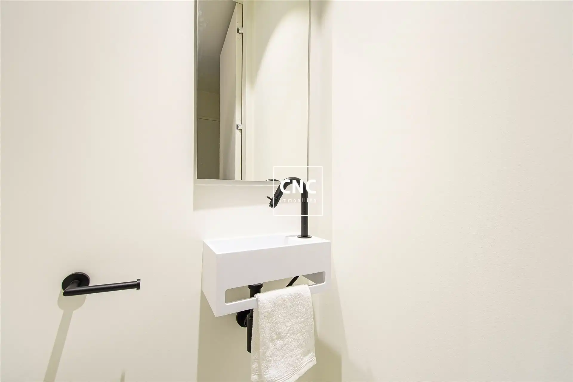 Gerenoveerde penthouse met grote terrassen nabij de zeedijk foto 12