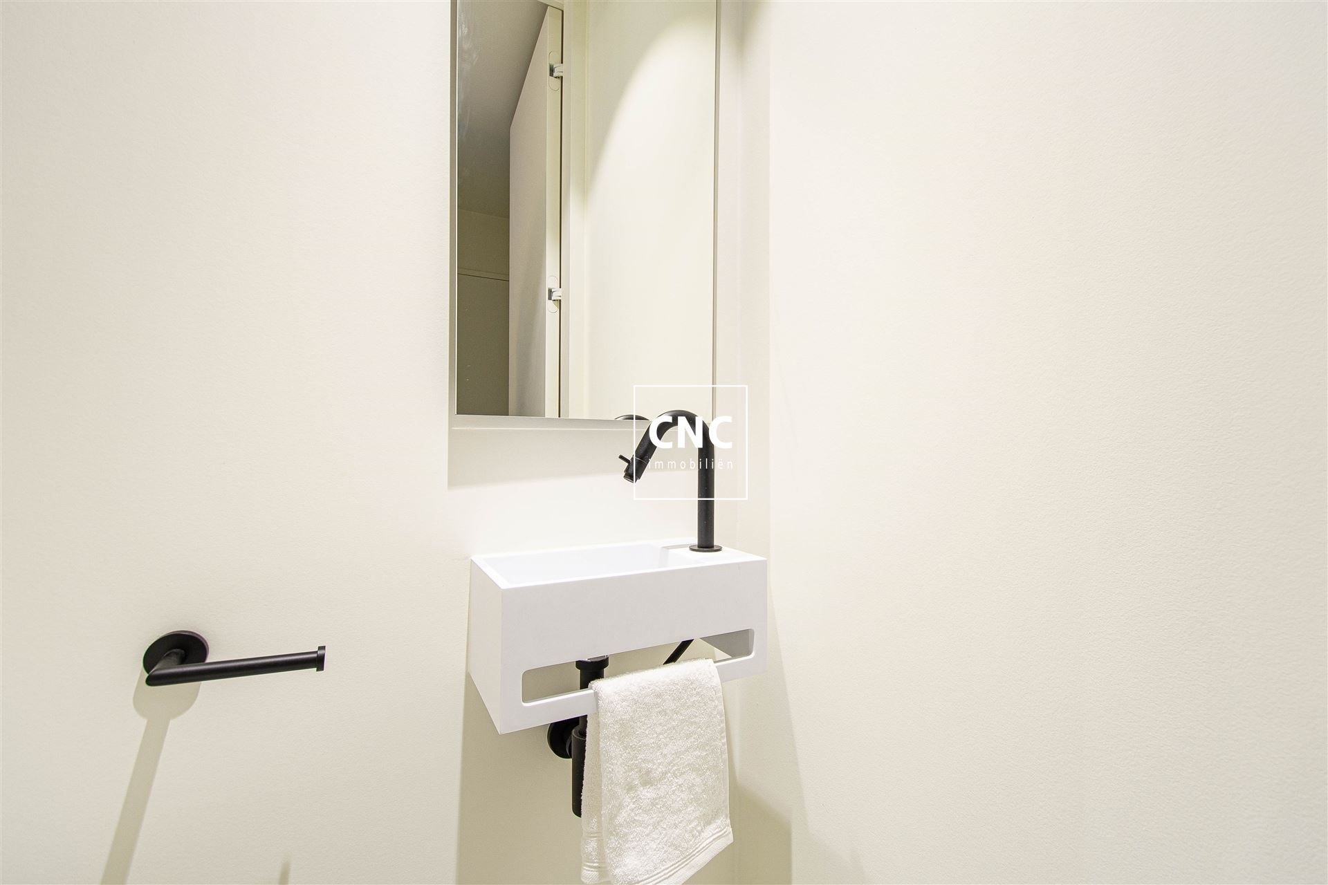 Gerenoveerde penthouse met grote terrassen nabij de zeedijk foto 12