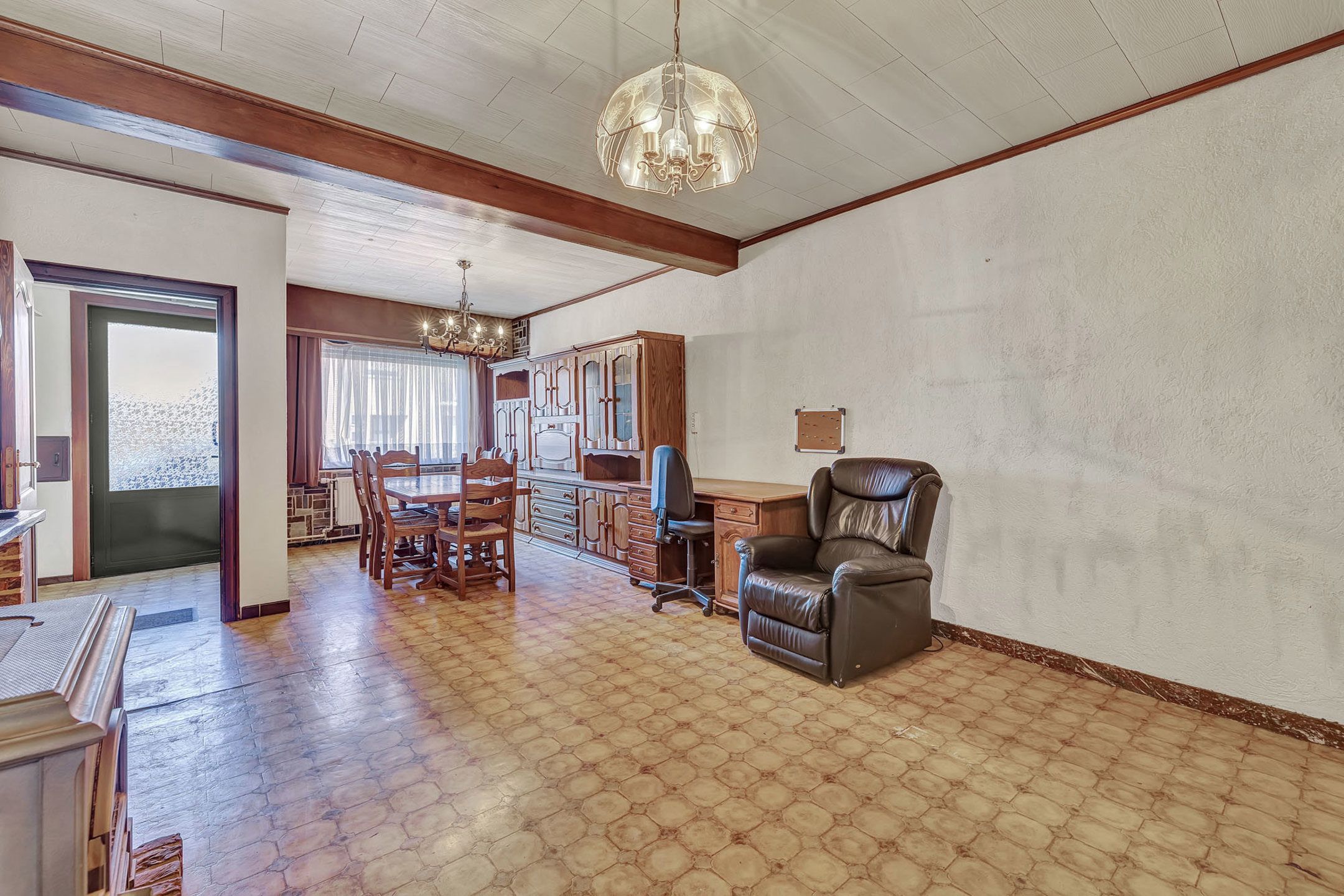 Ruime te renoveren woning op toplocatie foto 3