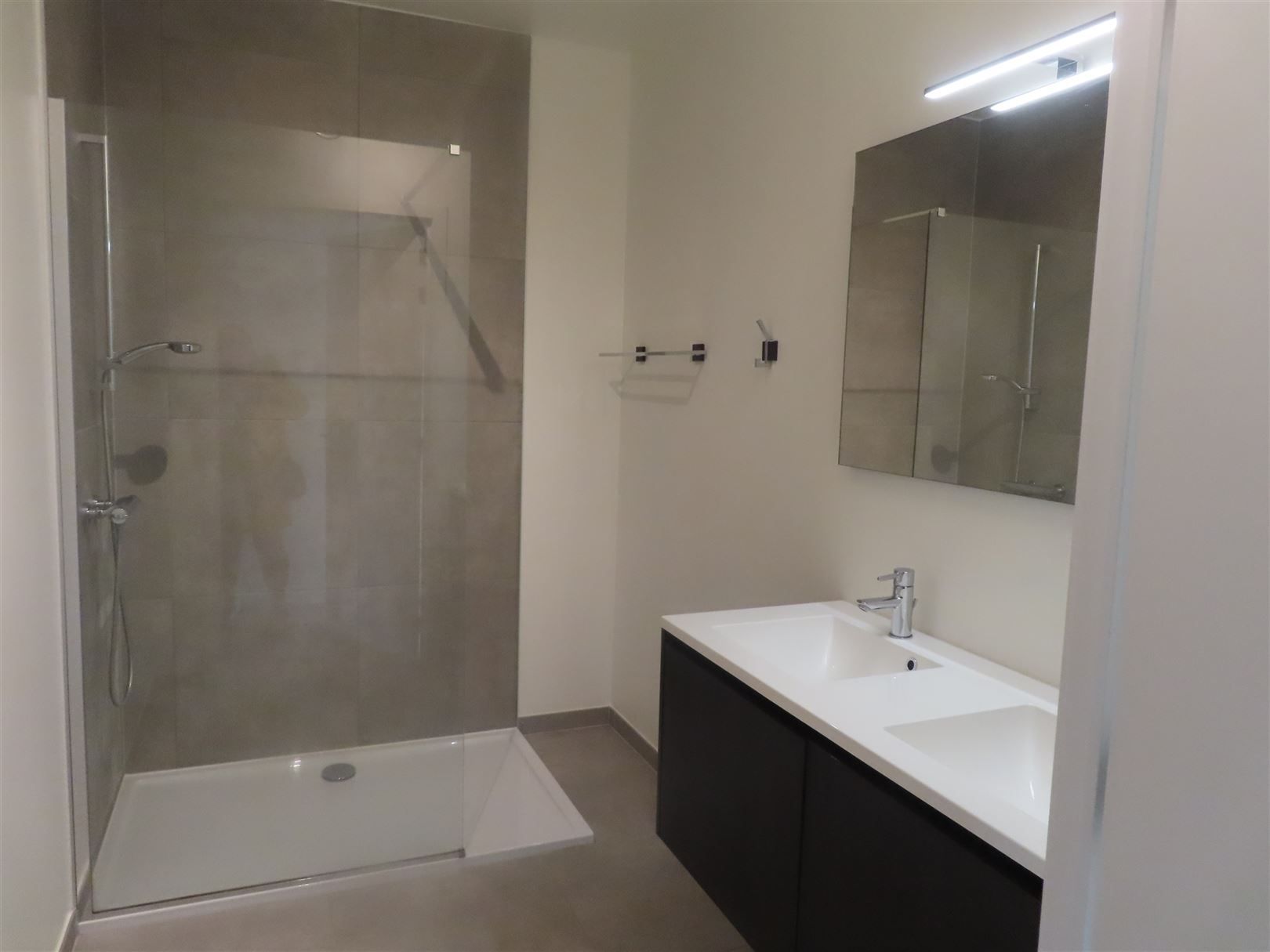 Luxueus nieuwbouw  2-slaapkamer appartement met terras en mogelijk ook autostaanplaats foto 5