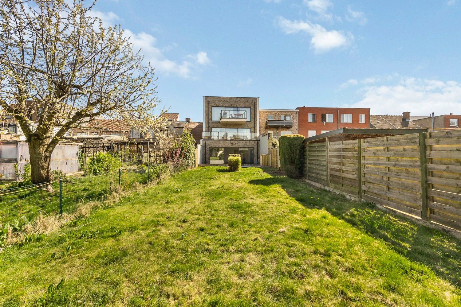 Modern gelijkvloers appartement met een zeer grote tuin (±200m²)  in hartje Sint-Niklaas! foto 3