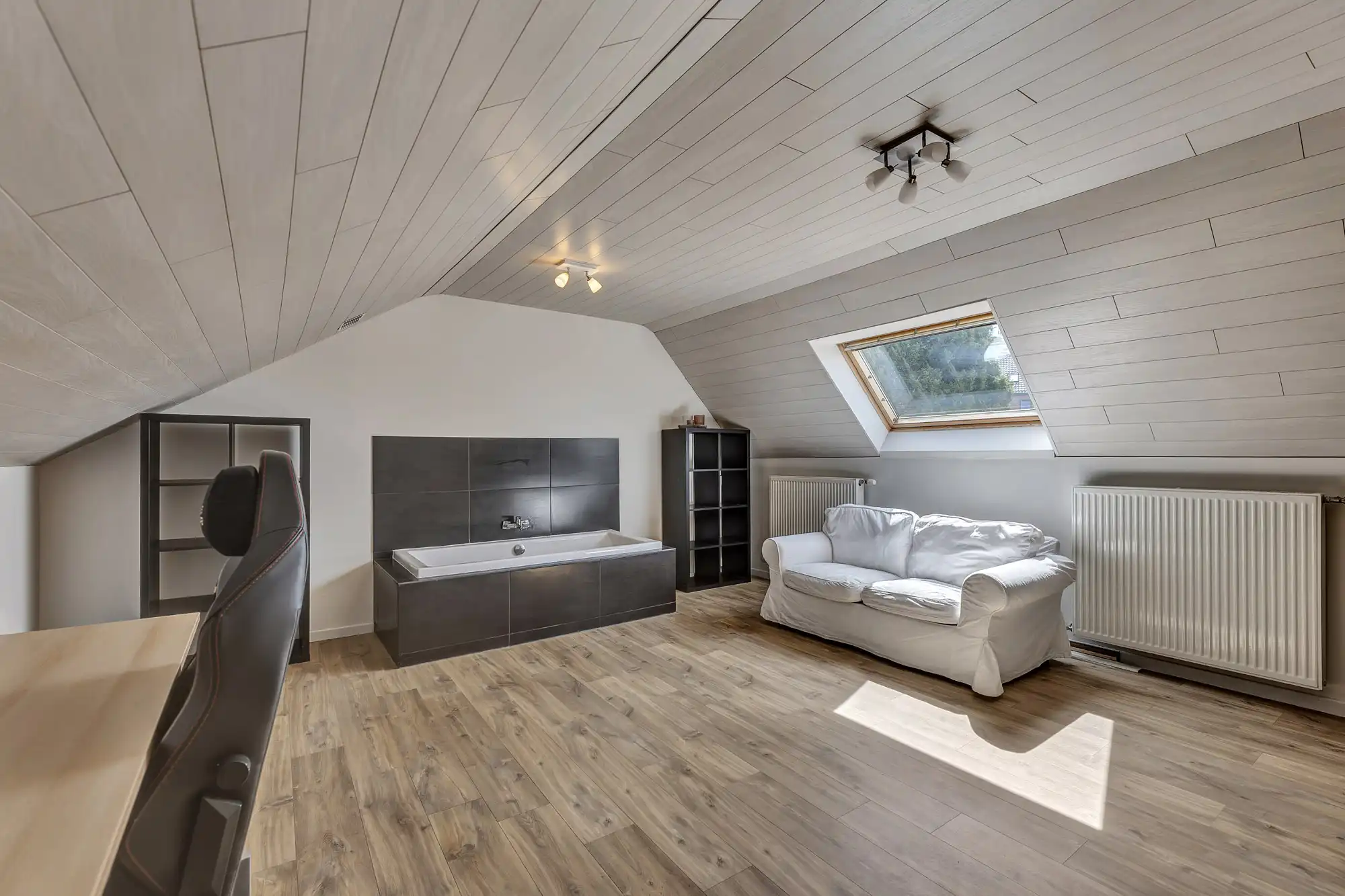 Instapklare gerenoveerde stadswoning met tuin foto 17