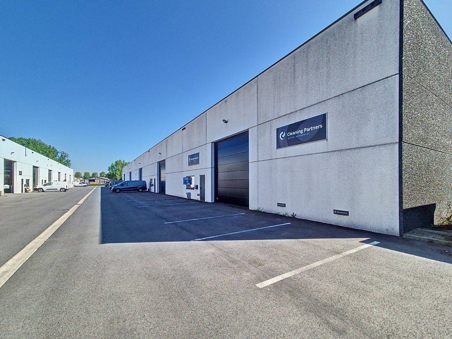 Ruim bedrijfspand met 4 parkeerplaatsen foto 2