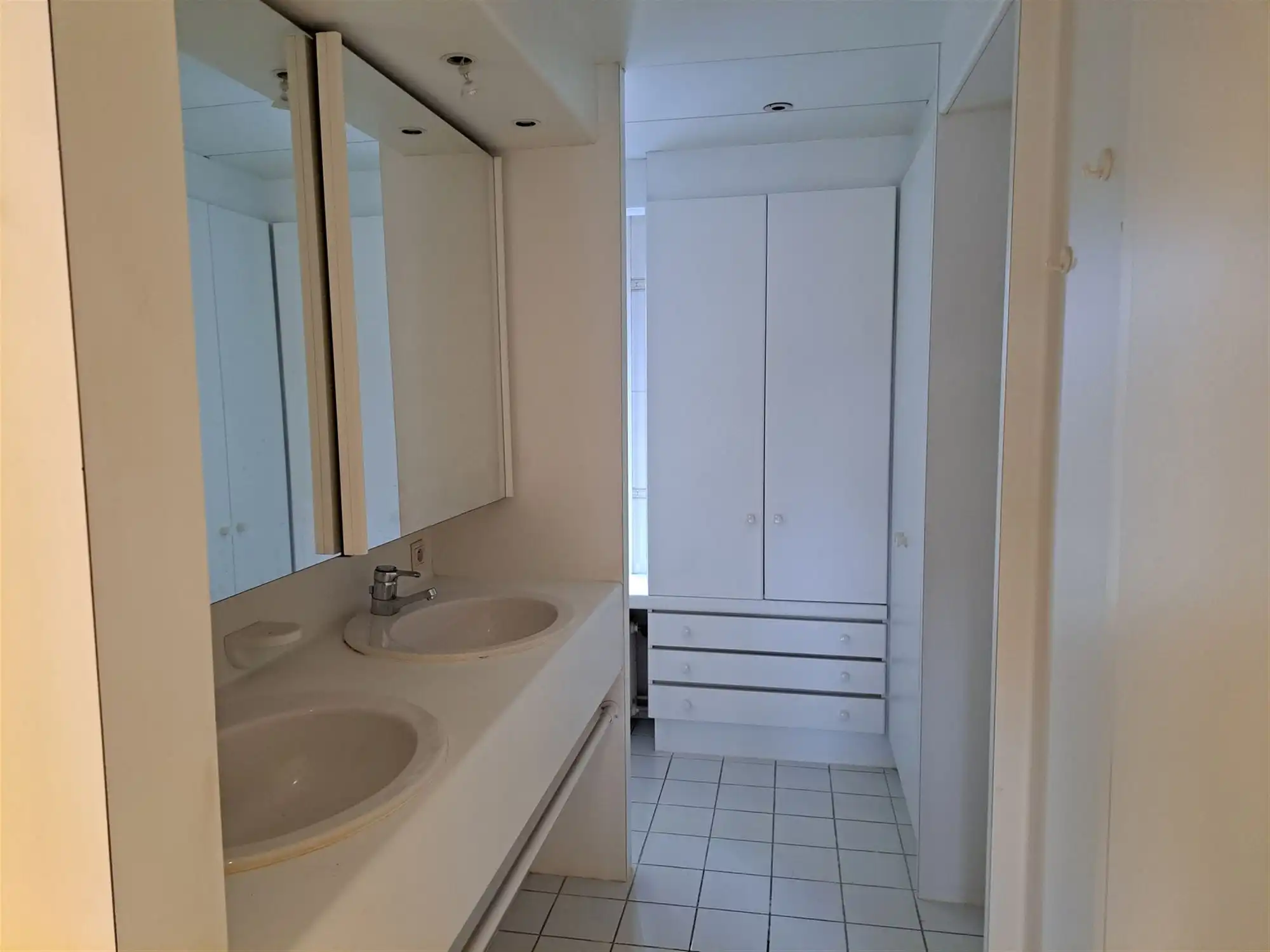 Villa met 4 slaapkamers, grote garage, veel parkeergelegenheid en een afgesloten tuin. foto 16