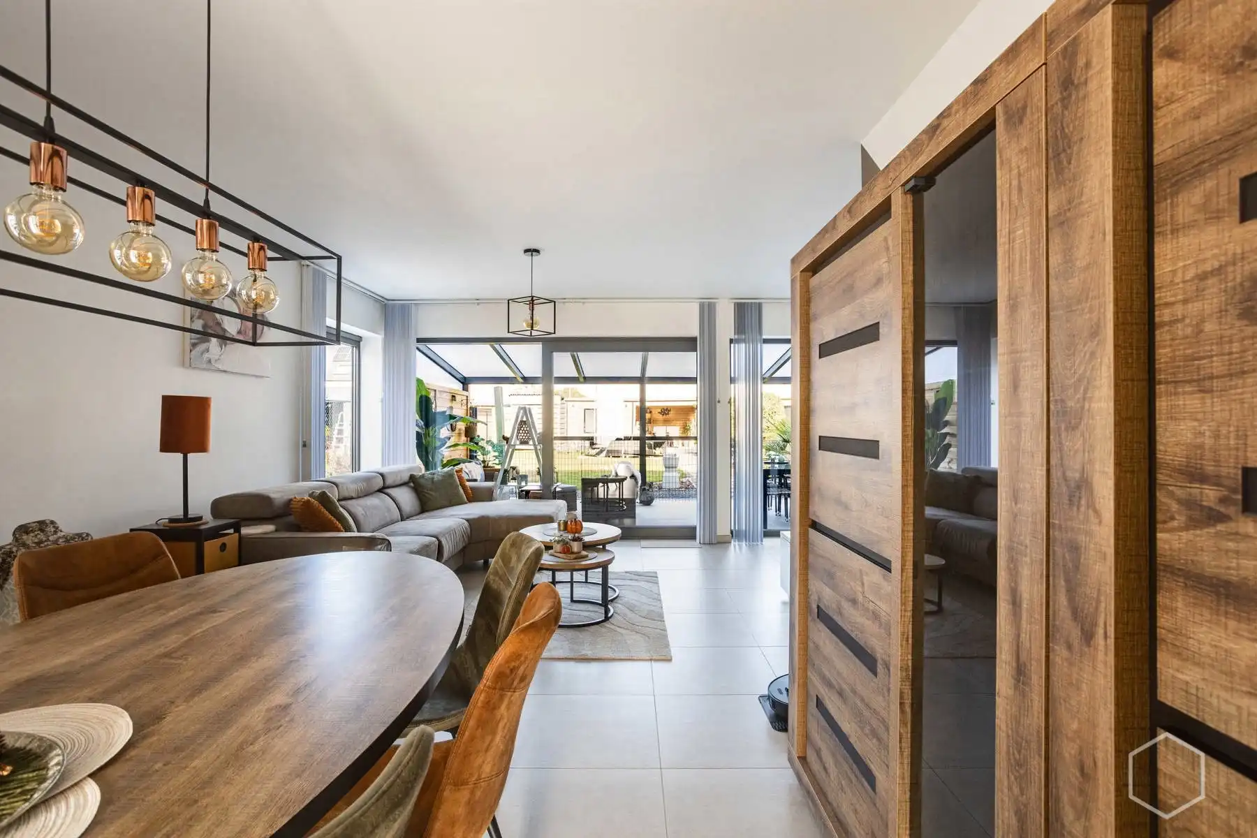 Recente HOB 2021 met 3 slaapkamers, garage en zonnige tuin foto 3