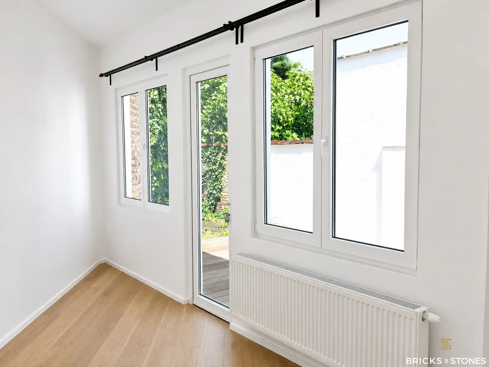 Gerenoveerd appartement met 2 slaapkamers en tuin! foto 6
