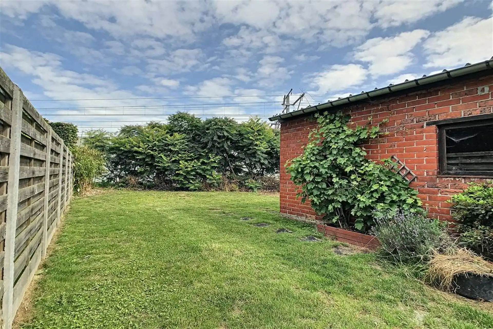 Instapklare half-open bebouwing met 3 slaapkamers en tuin foto 13