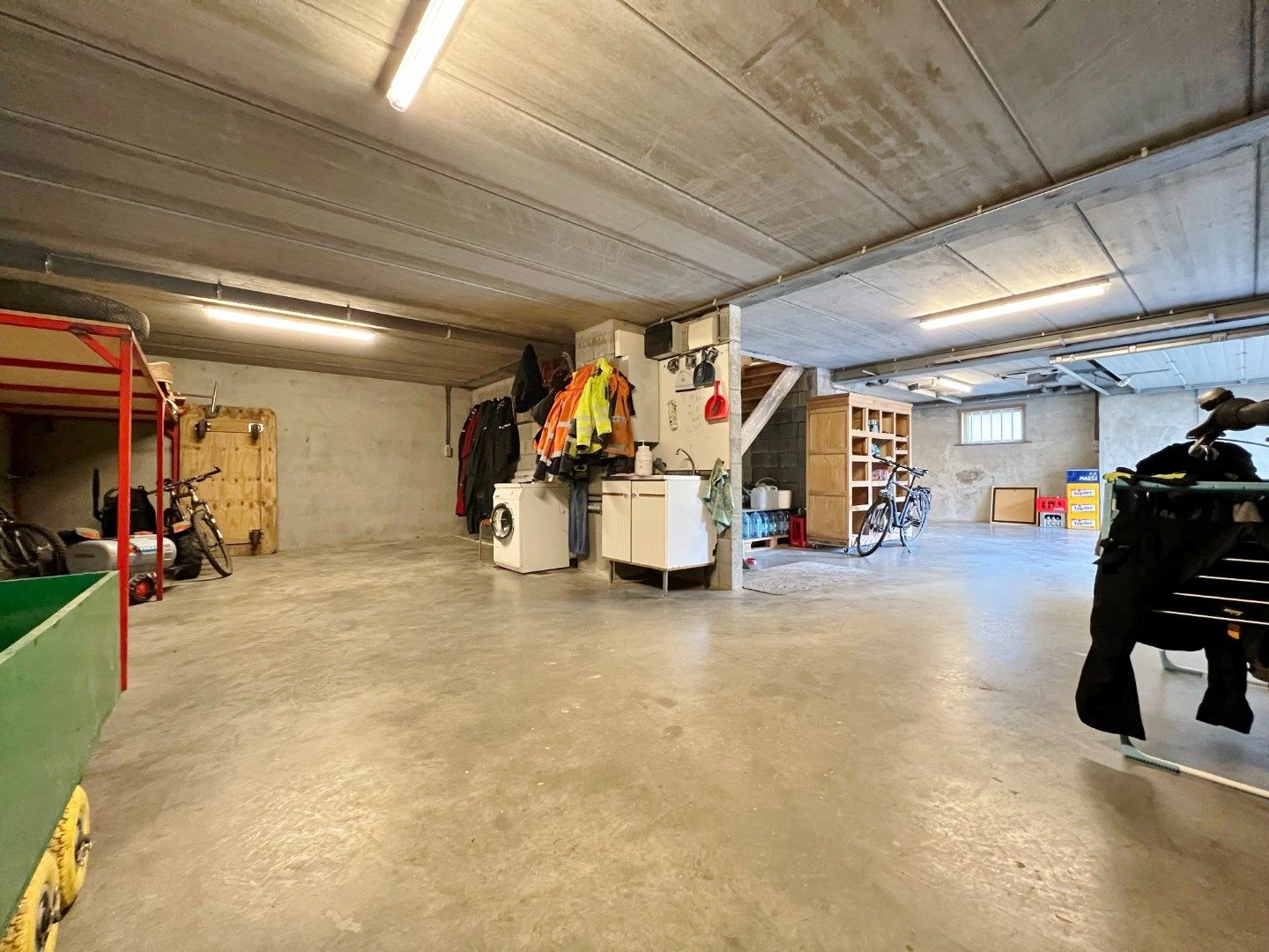 Moderne villa met dubbele garage, kleine loods en zonnige afgesloten tuin.  foto 22