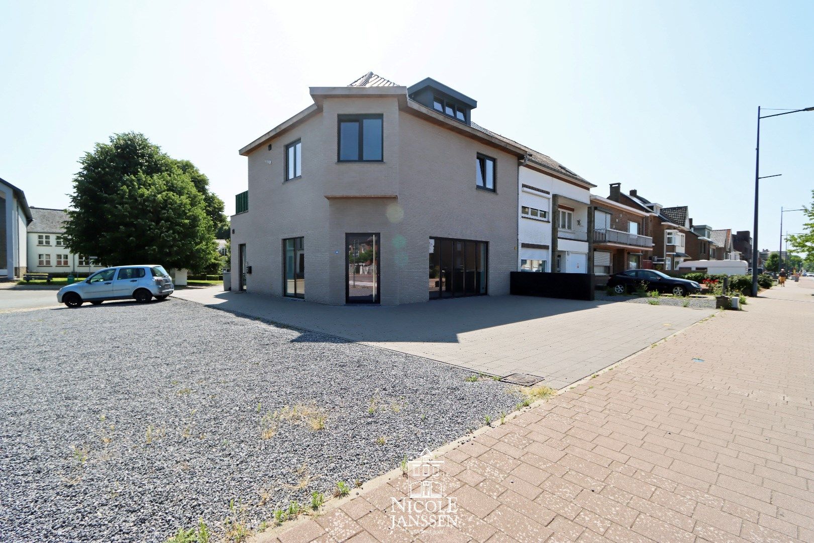 Gelijkvloers handelspand geschikt voor diverse doeleinden foto {{pictureIndex}}