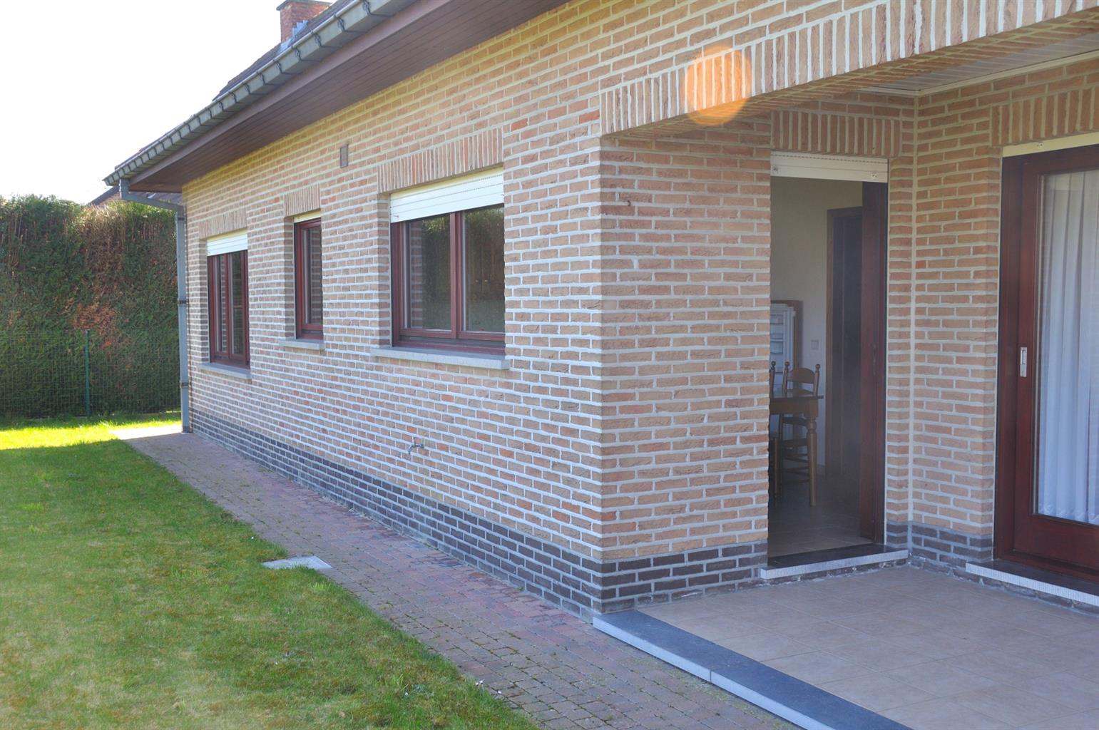 Rustig gelegen instapklare villa-bungalow met garage en tuin foto 3