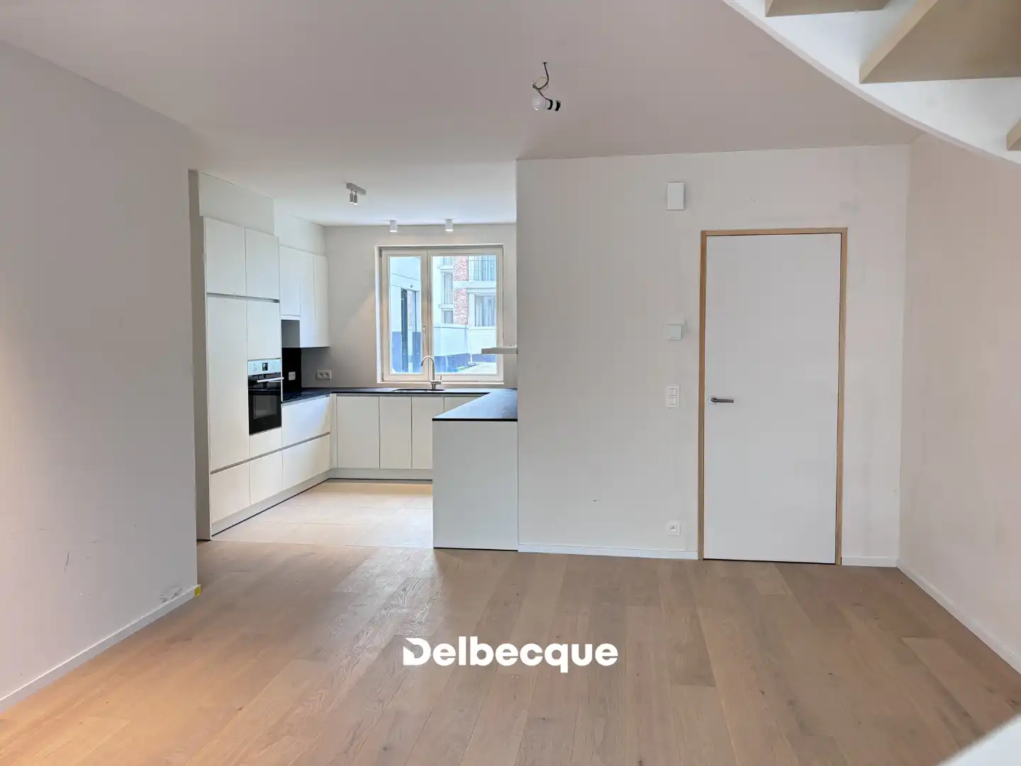 Instapklare stapelwoning met 2 slaapkamers op toplocatie in Brugge foto 2