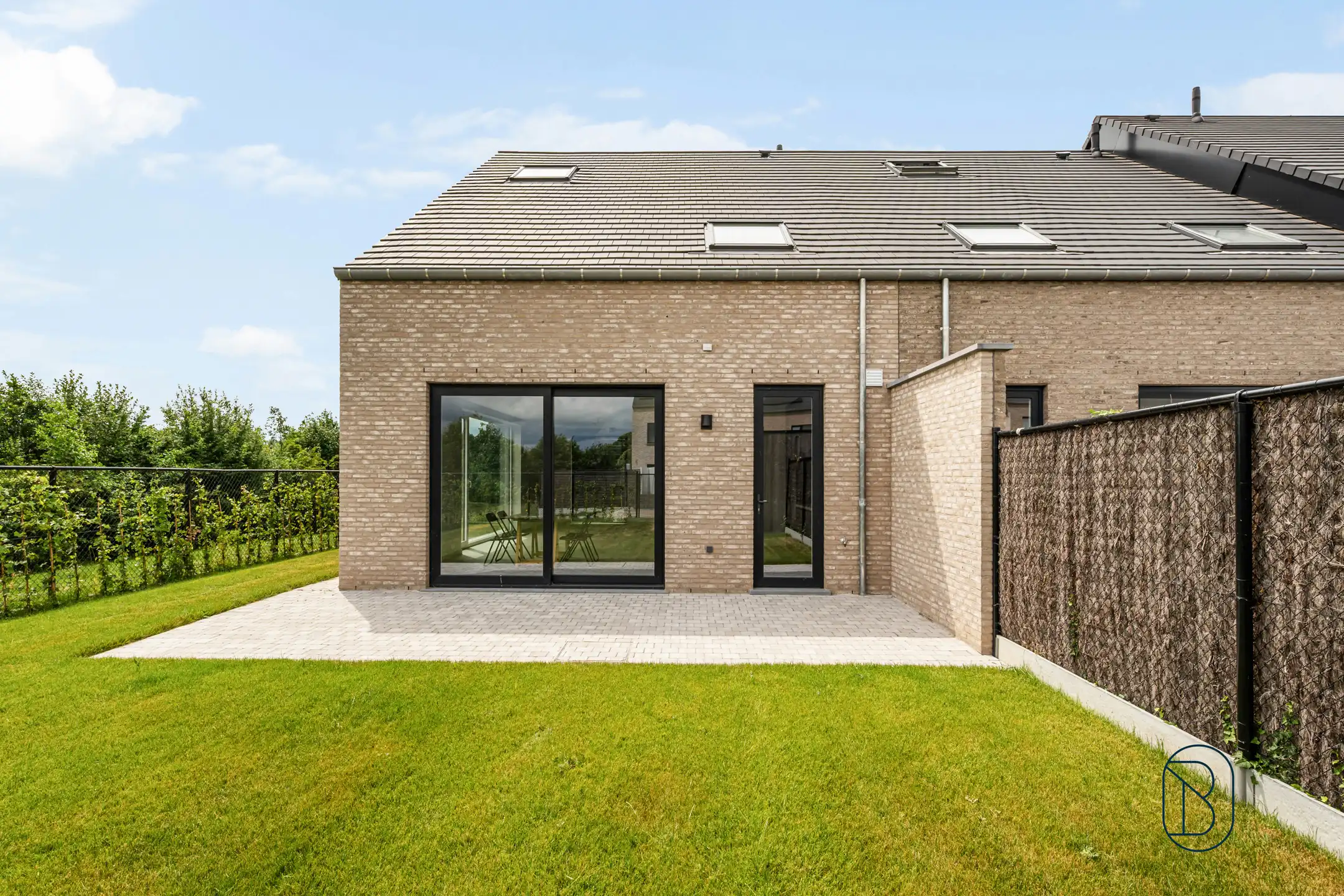 Recente halfopen bebouwing met 4 slaapkamers, tuin en garage foto 7