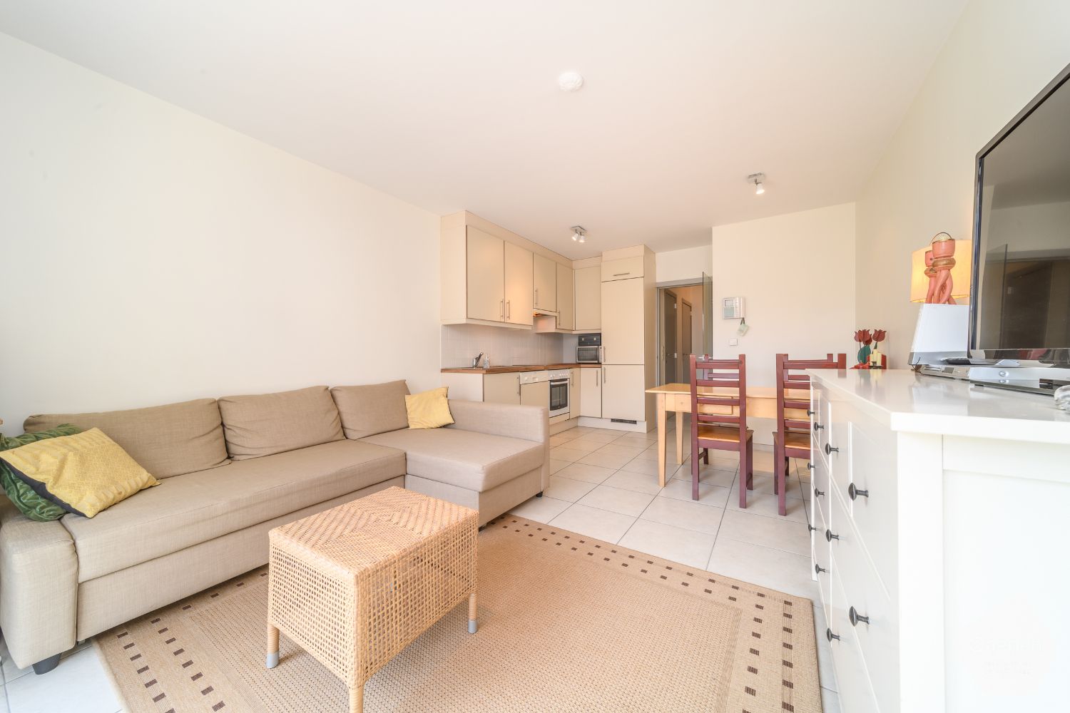 Instapklaar 1-slaapkamerappartement met terras nabij zee en centrum foto {{pictureIndex}}