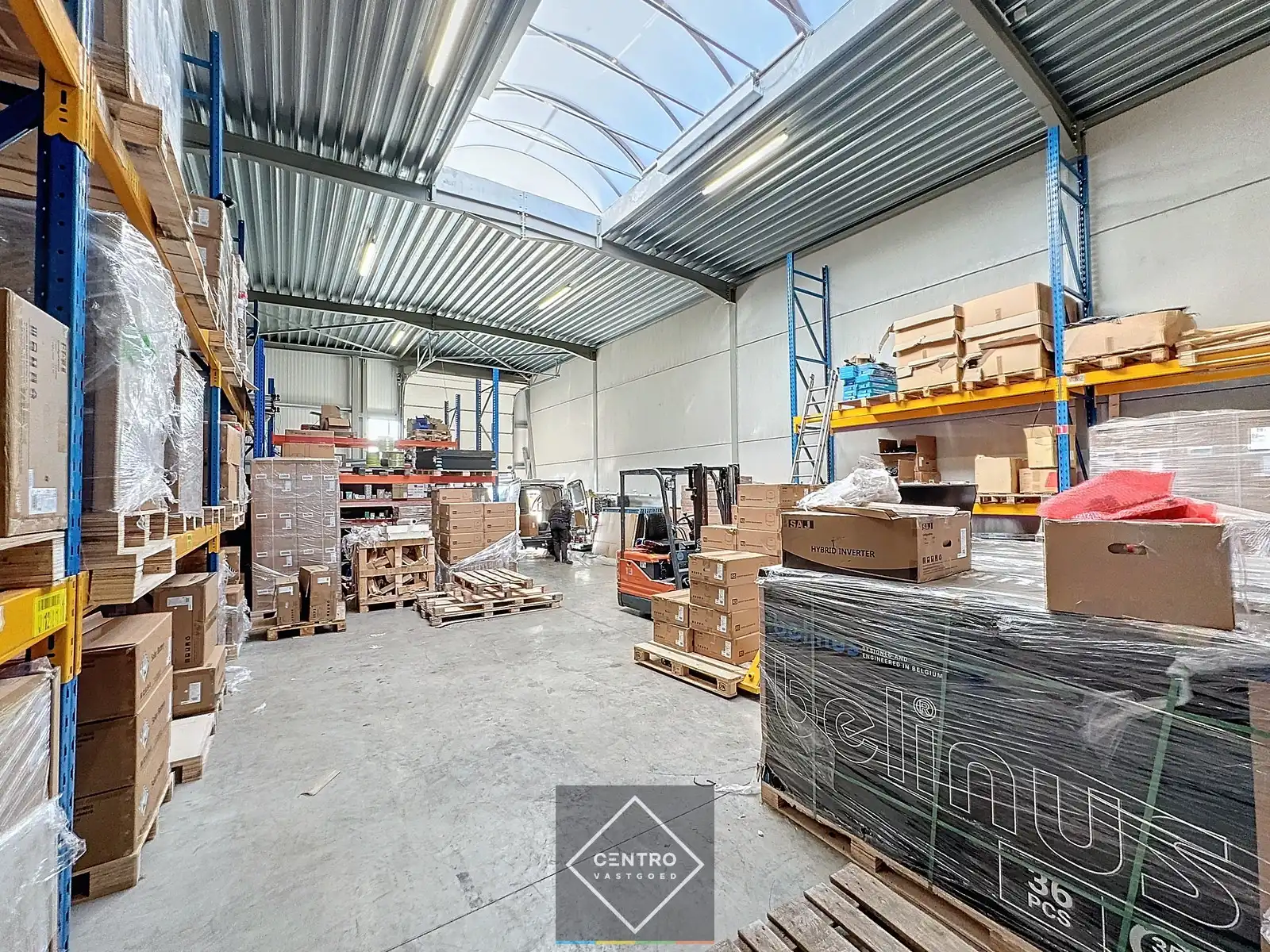 Kwalitatief en goed geïsoleerd NB MAGAZIJN (212m²) met 2 private parkeerplaatsen op ambachtelijke zone te Oostkamp (Waardamme). foto 5