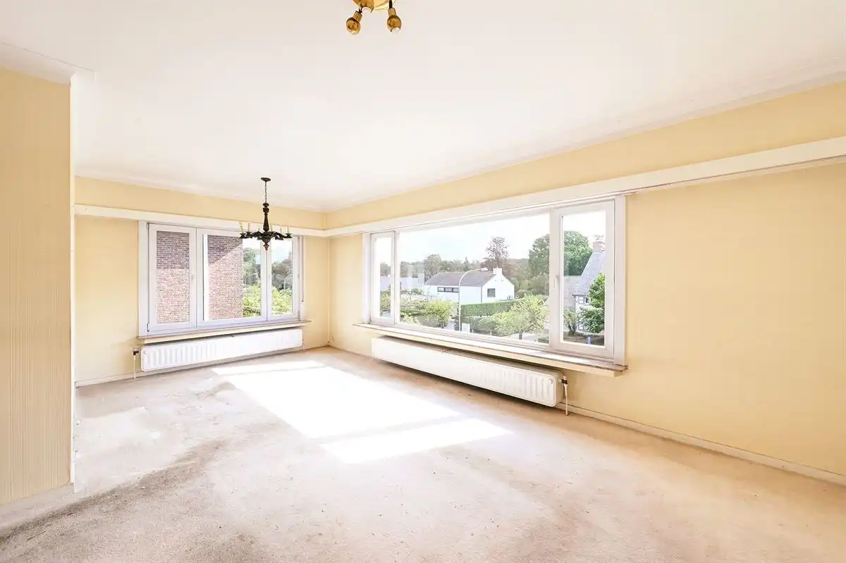 Lichtrijk te renoveren hoekappartement in hartje Brasschaat foto 12