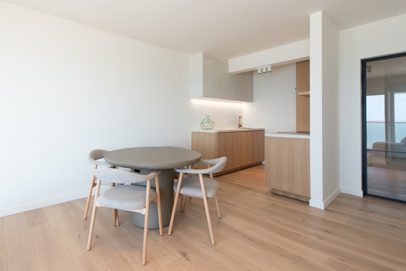 Uniek gerenoveerd doorloopappartement met frontaal zeezicht in residentie Pearl Beach te Middelkerke foto 6