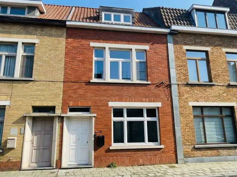 Brugge centrum, Instapklaar degelijk gerenoveerd energiezuinig  lichtrijk woonhuis  met 3 slaapkamers en koer foto {{pictureIndex}}