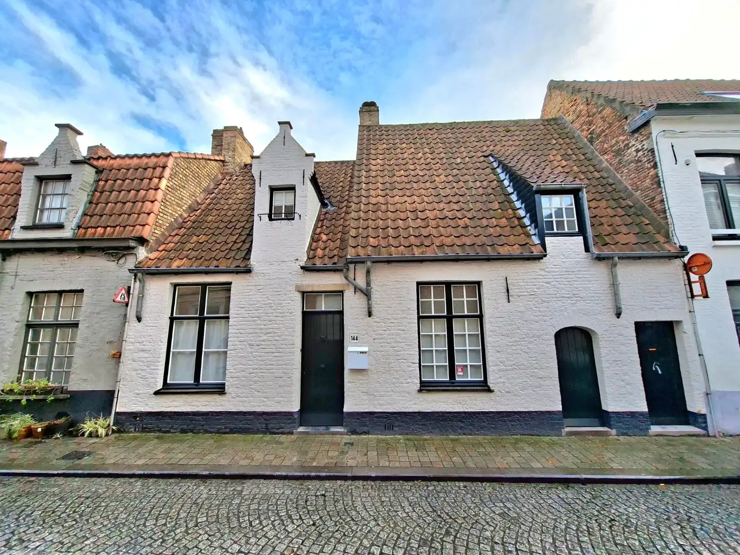 Typische Brugse woning met binnenpatio/tuintje foto {{pictureIndex}}