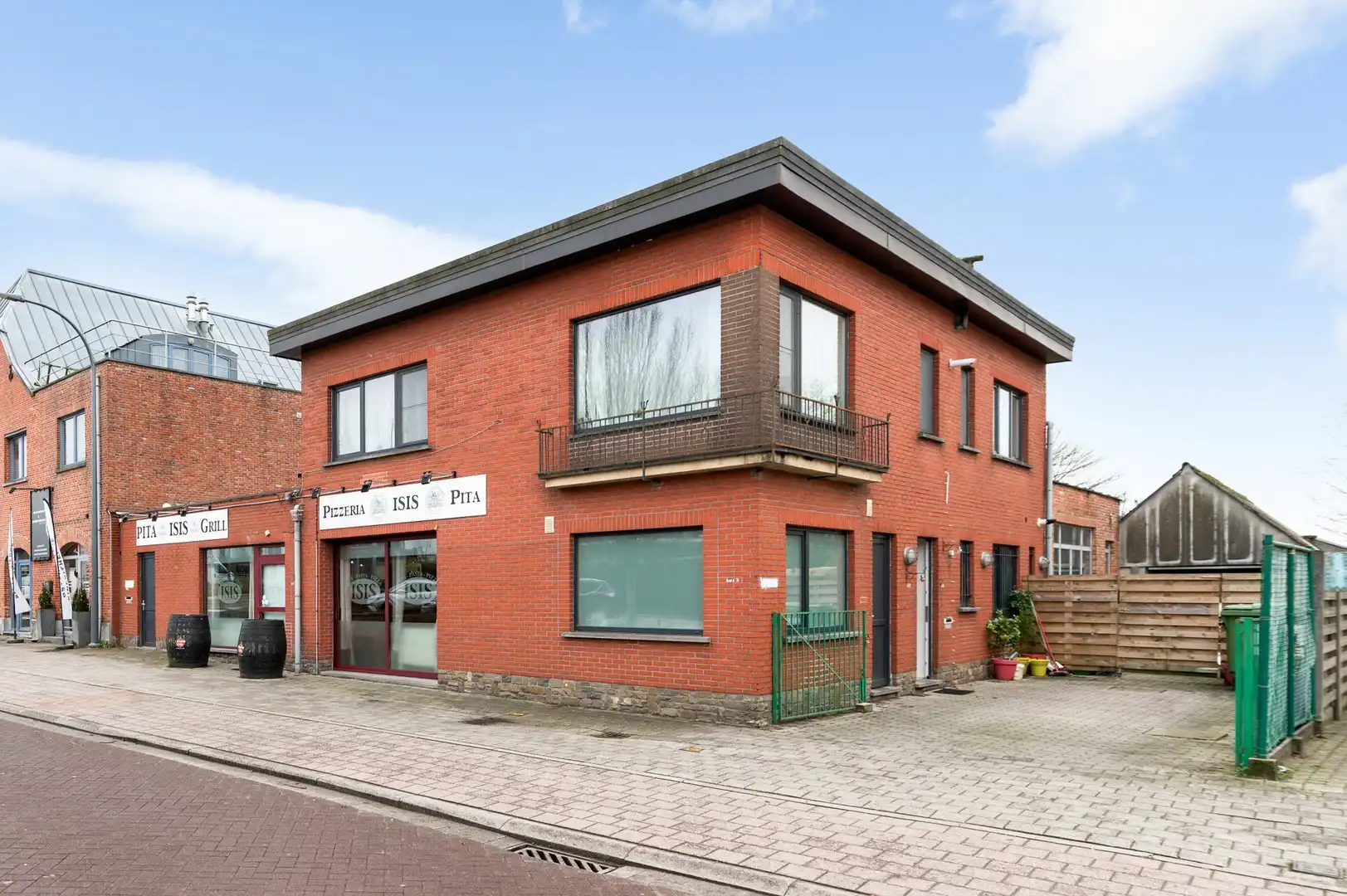 Veelzijdig handelspand met appartement en openbare parking foto 13