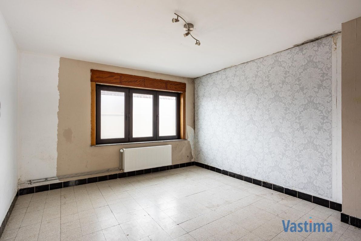 Te renoveren gezinswoning met potentieel op een gunstige locatie foto 11