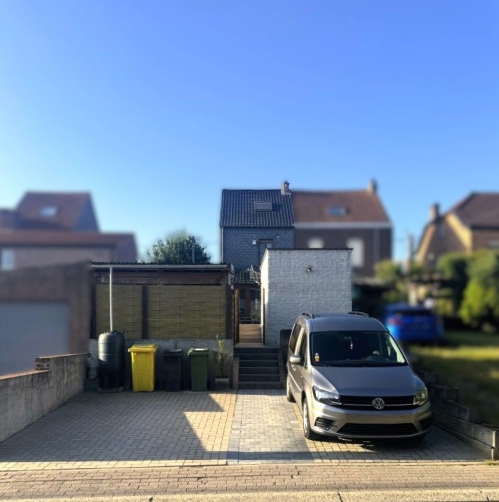 A must see - verrassend ruime woning met achteringang met privéparkeerplaatsen foto 2