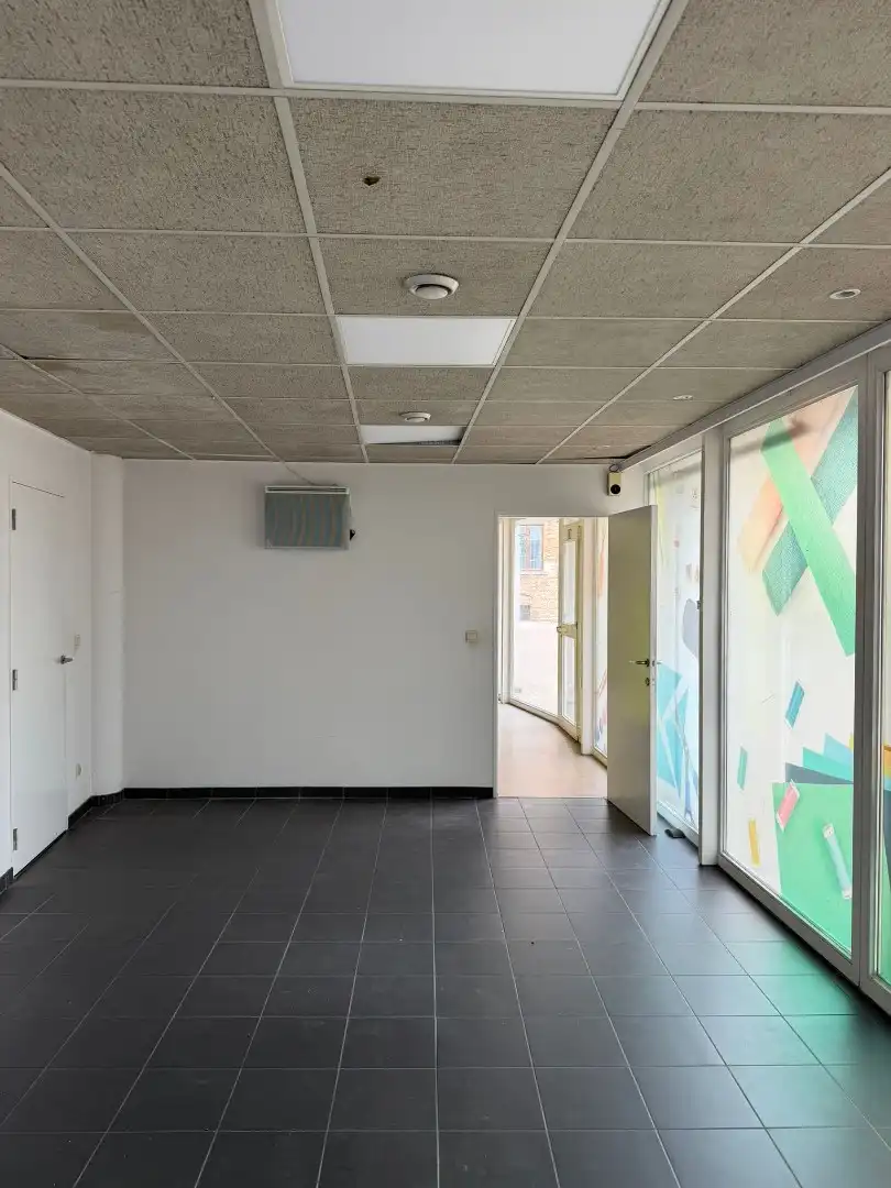 Uiterst goed gelegen winkelruimte met berging in toeristische Katelijnestraat in Brugge centrum! foto 9