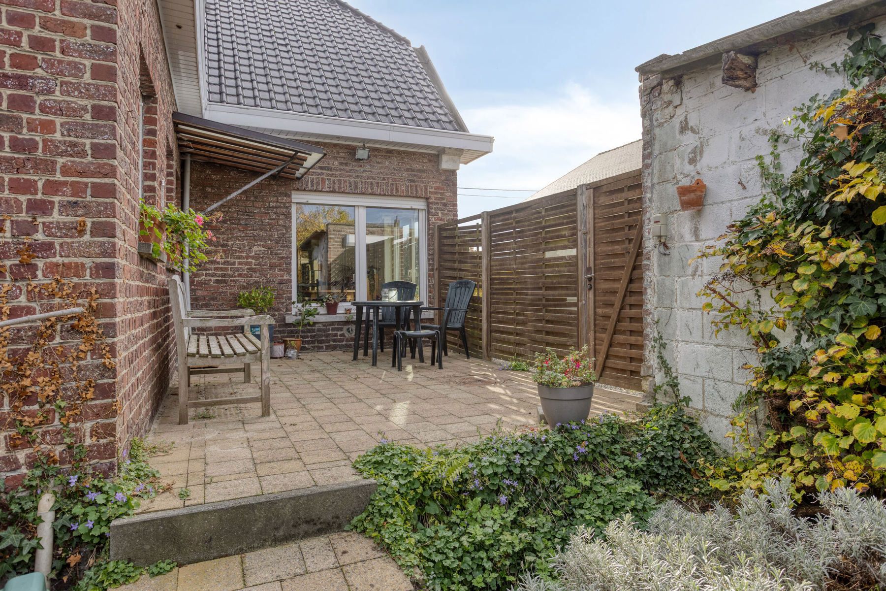 Te moderniseren halfopen woning met tuin en garage foto 26