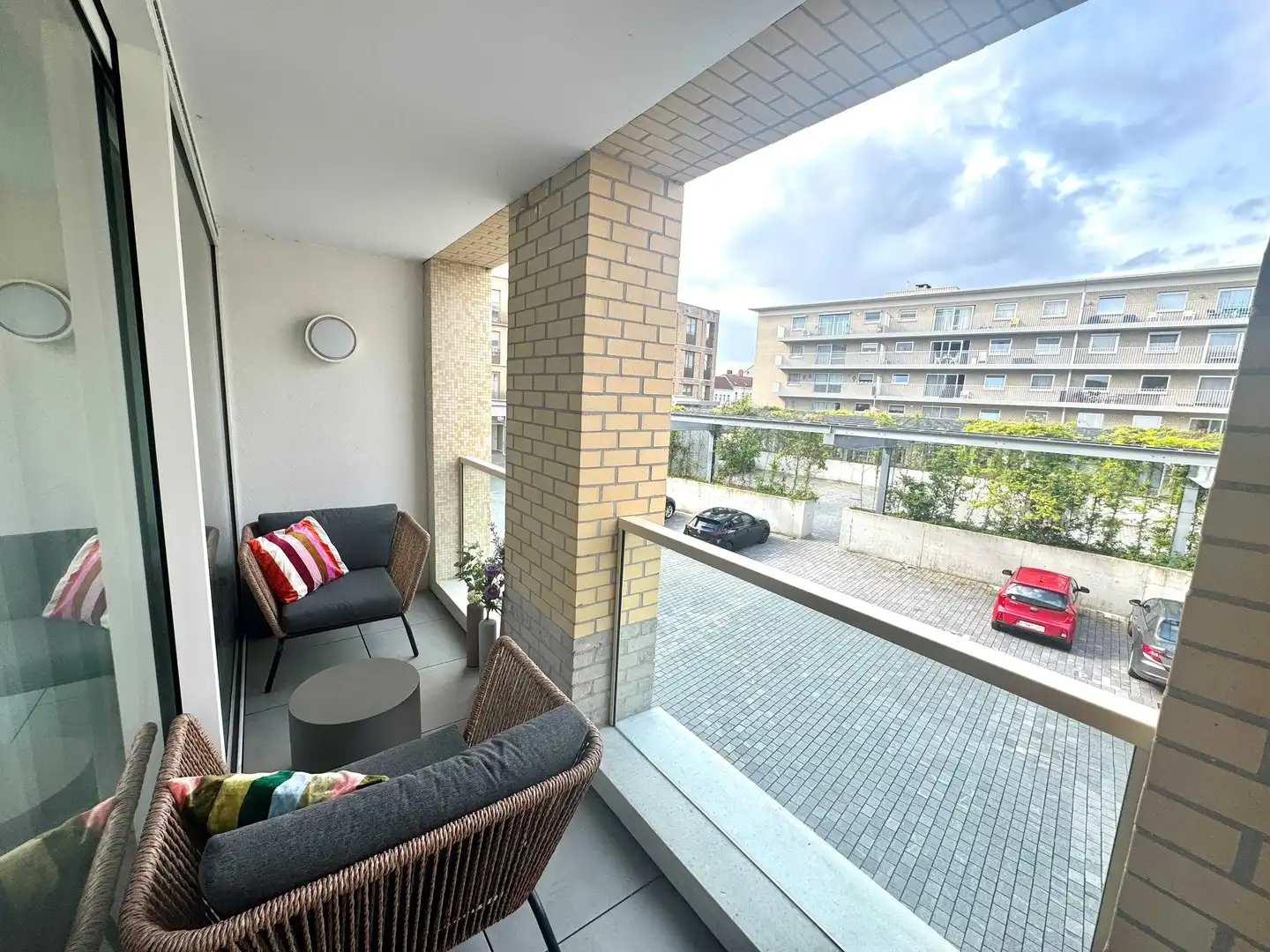 Lichtrijk geschilderd nieuwbouw appartement met 2 slaapkamers, zonneterras, parking en berging foto 4