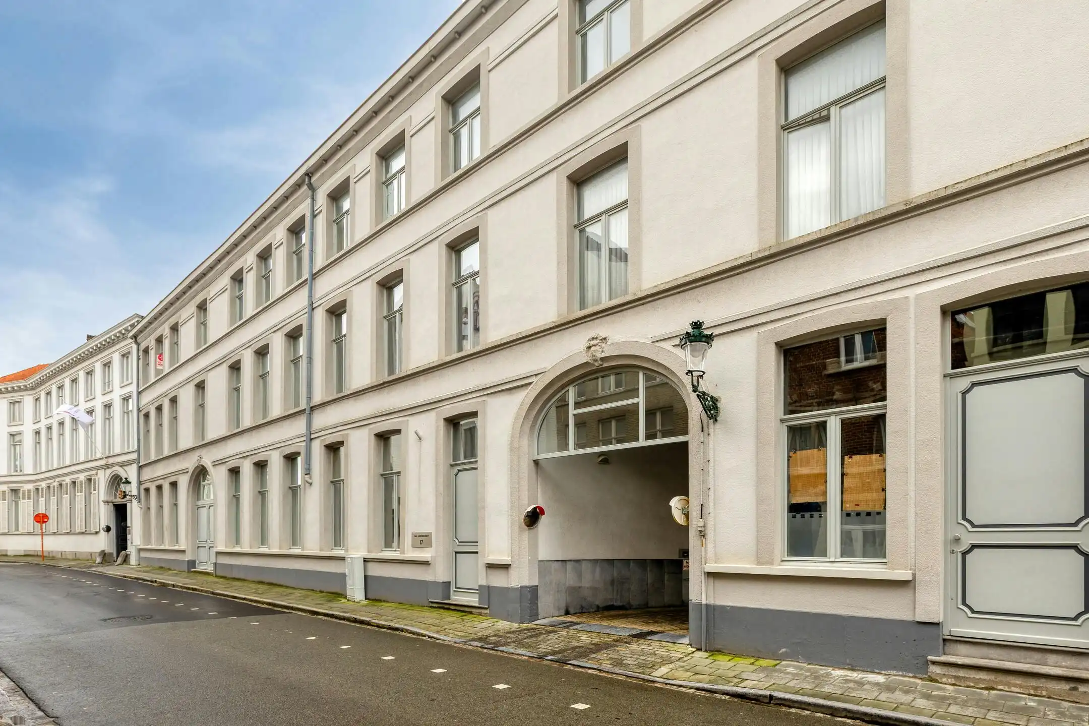 Lichtrijk 2 slaapkamer gelijkvloers appartement te koop foto {{pictureIndex}}