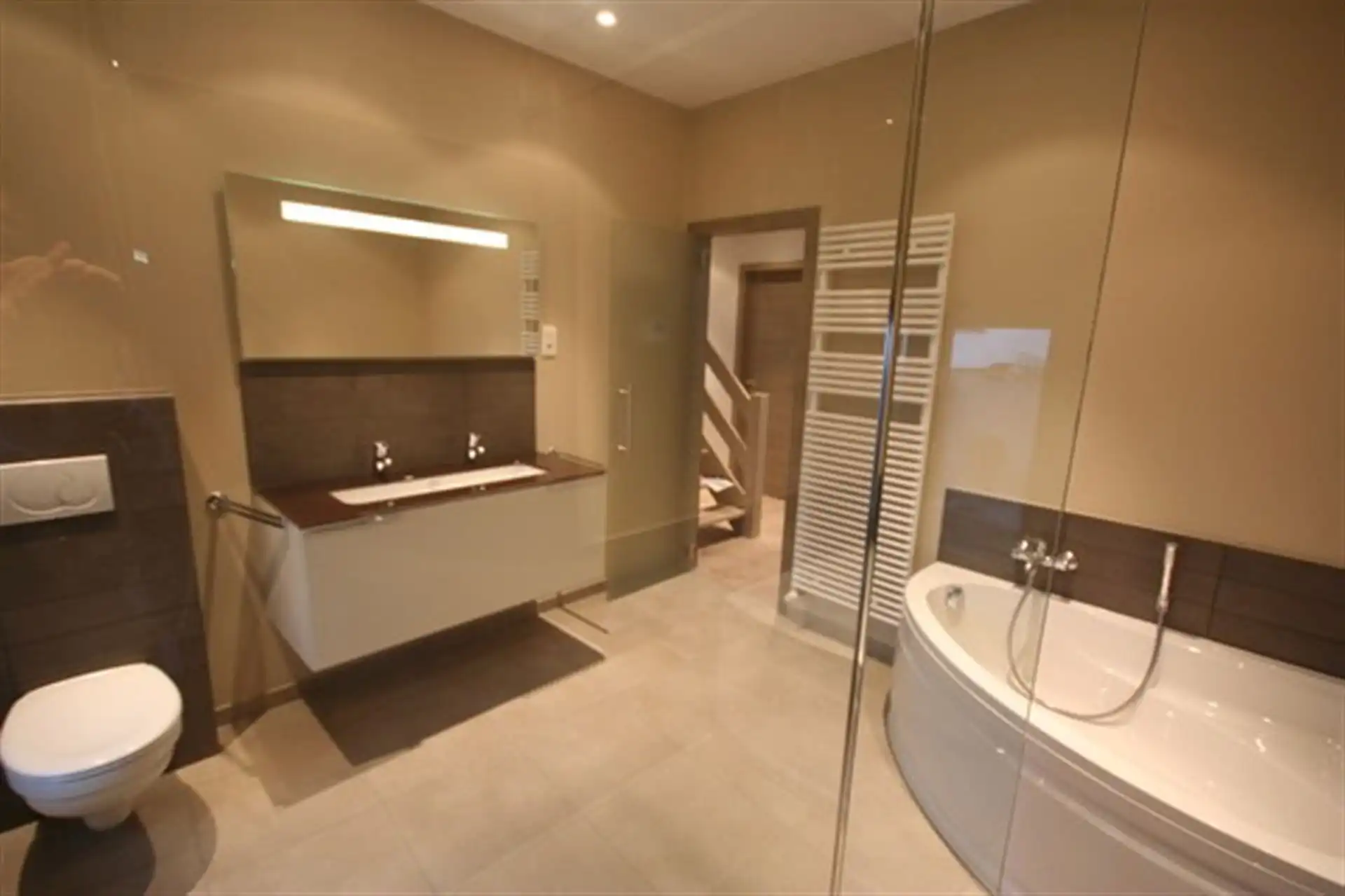 Fijn gelegen en recent gerenoveerde 4 slaapkamer woning foto 12