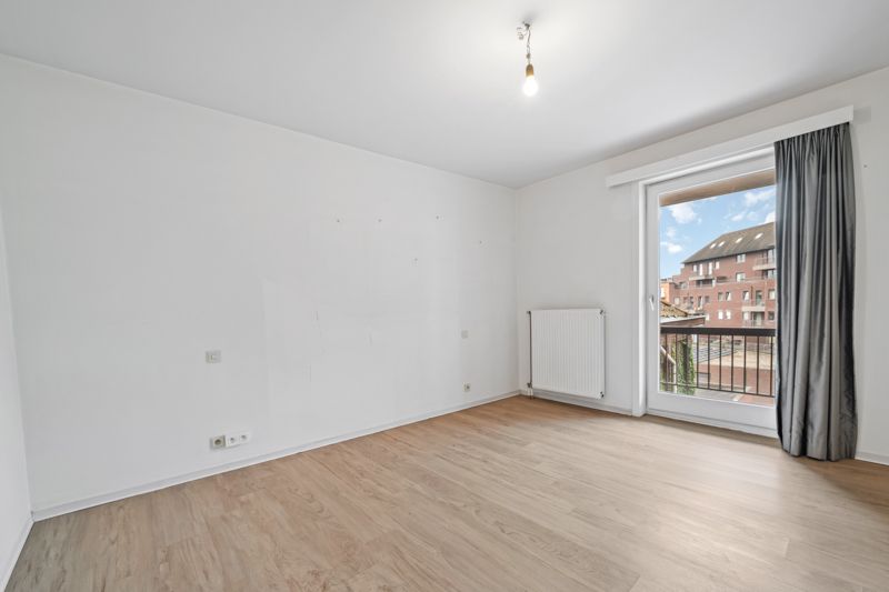 Roeselare-stadskern. Ruim verzorgd appartement van 118m3 met 3 slaapkamers, 2 terrassen, 3de verdieping. Uiterst ruim met zicht op de Grote Markt. TOPPER ! foto 11