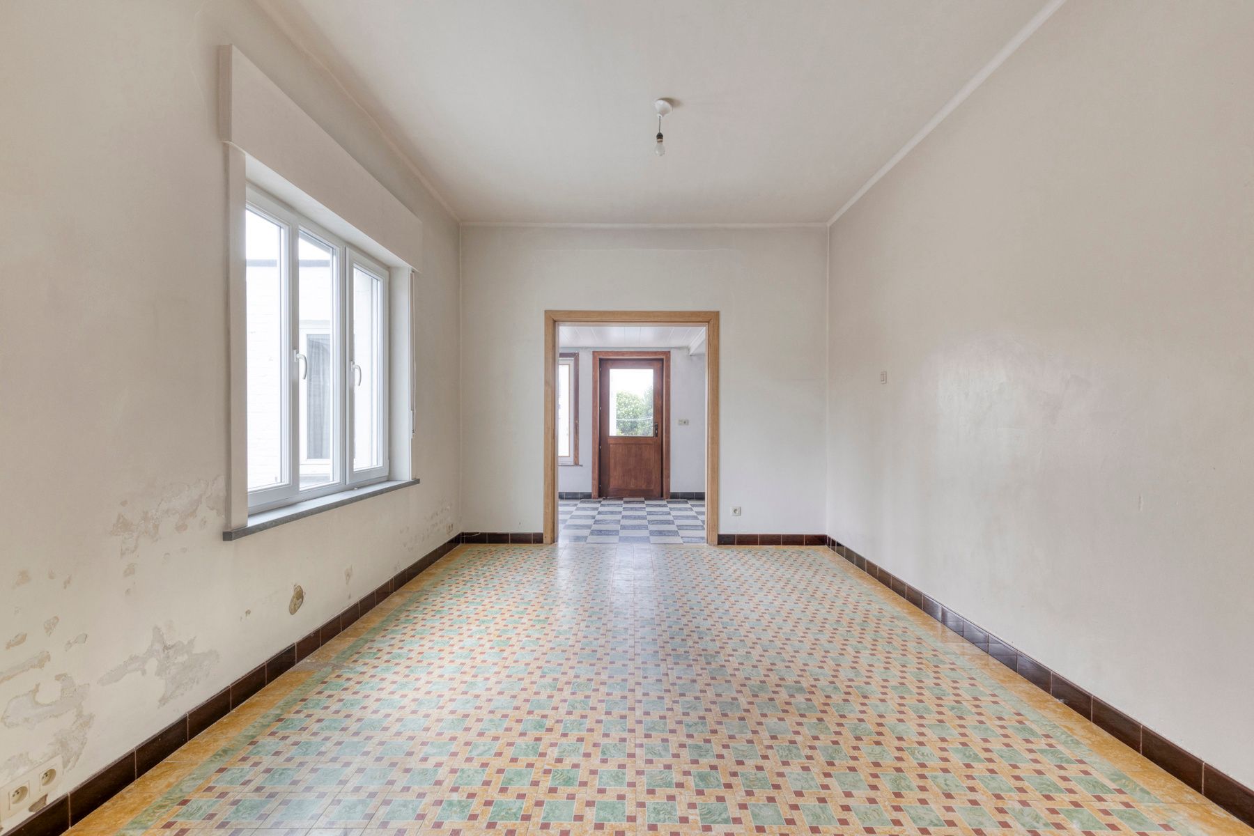 Deels te renoveren lichtrijke driegevelwoning  foto 6