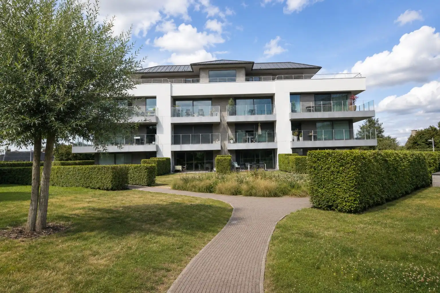 EXCLUSIEF APPARTEMENT IN GROENE EN RUSTIGE OMGEVING NABIJ HET STERREBOS foto {{pictureIndex}}
