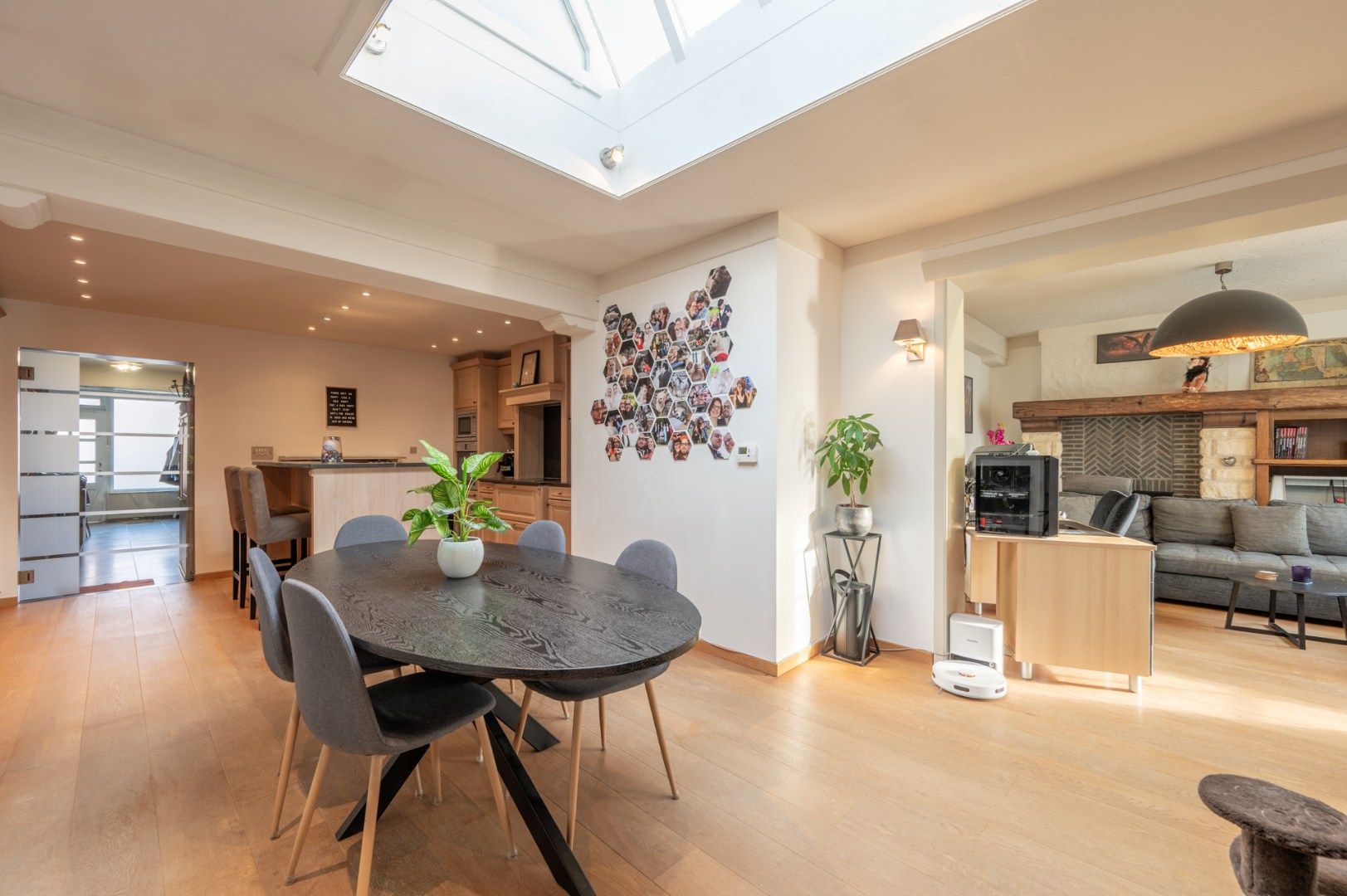 Gelijkvloerse woonst met grote tuin en garage te Sijsele. foto 2