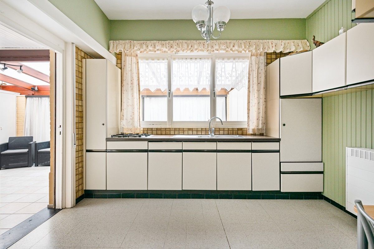 Op te frissen/te renoveren woning met potentieel op toplocatie in Schilde foto 10