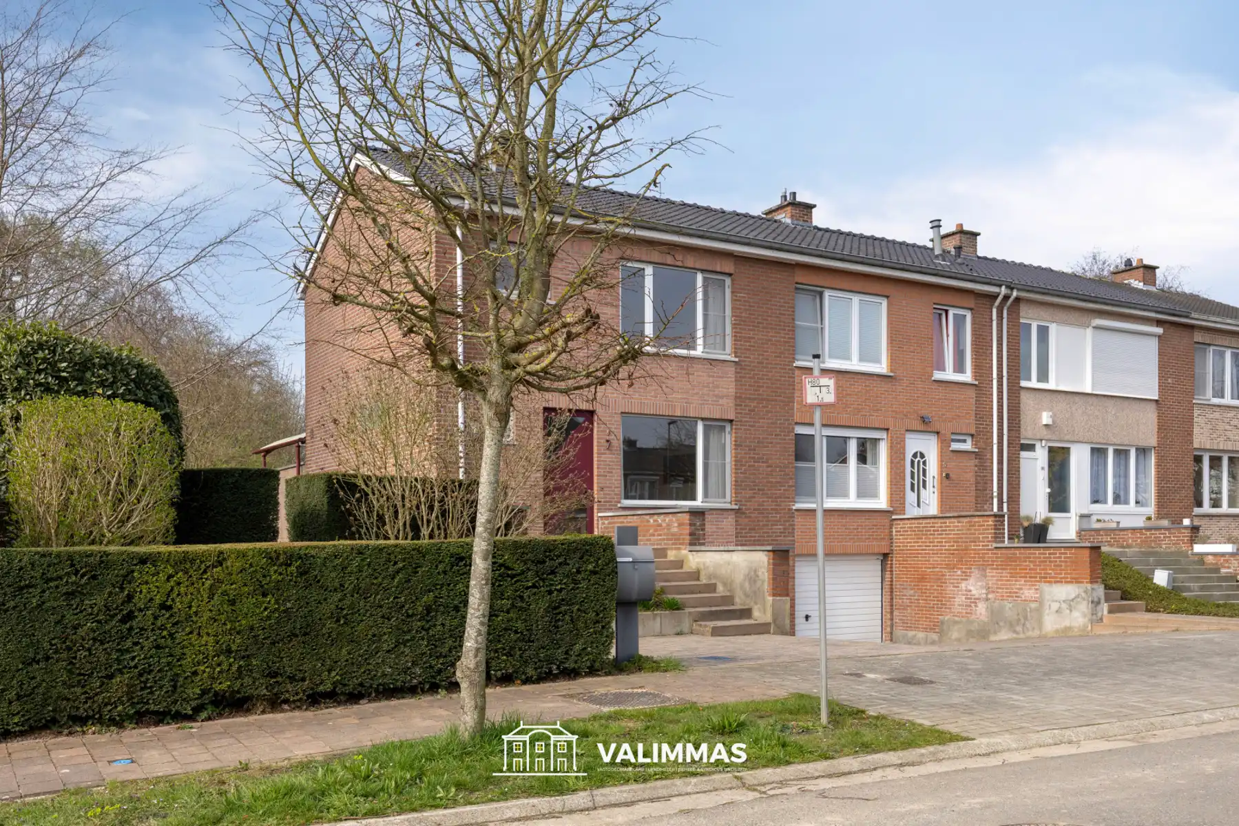 Welgelegen en verzorgde driegevelwoning met garage en tuin foto 3