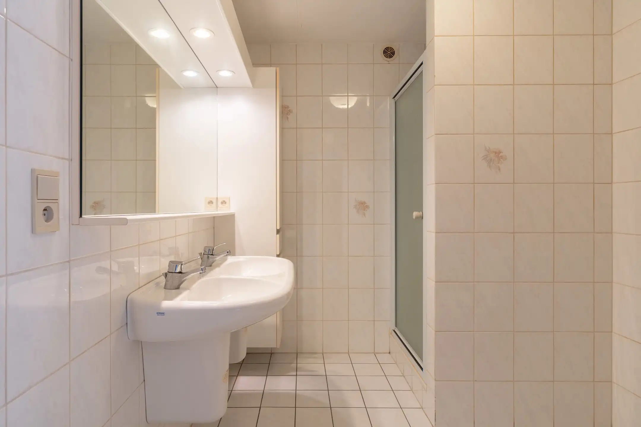 Goed onderhouden, gunstig gelegen 2 slpk app met garagebox. foto 13