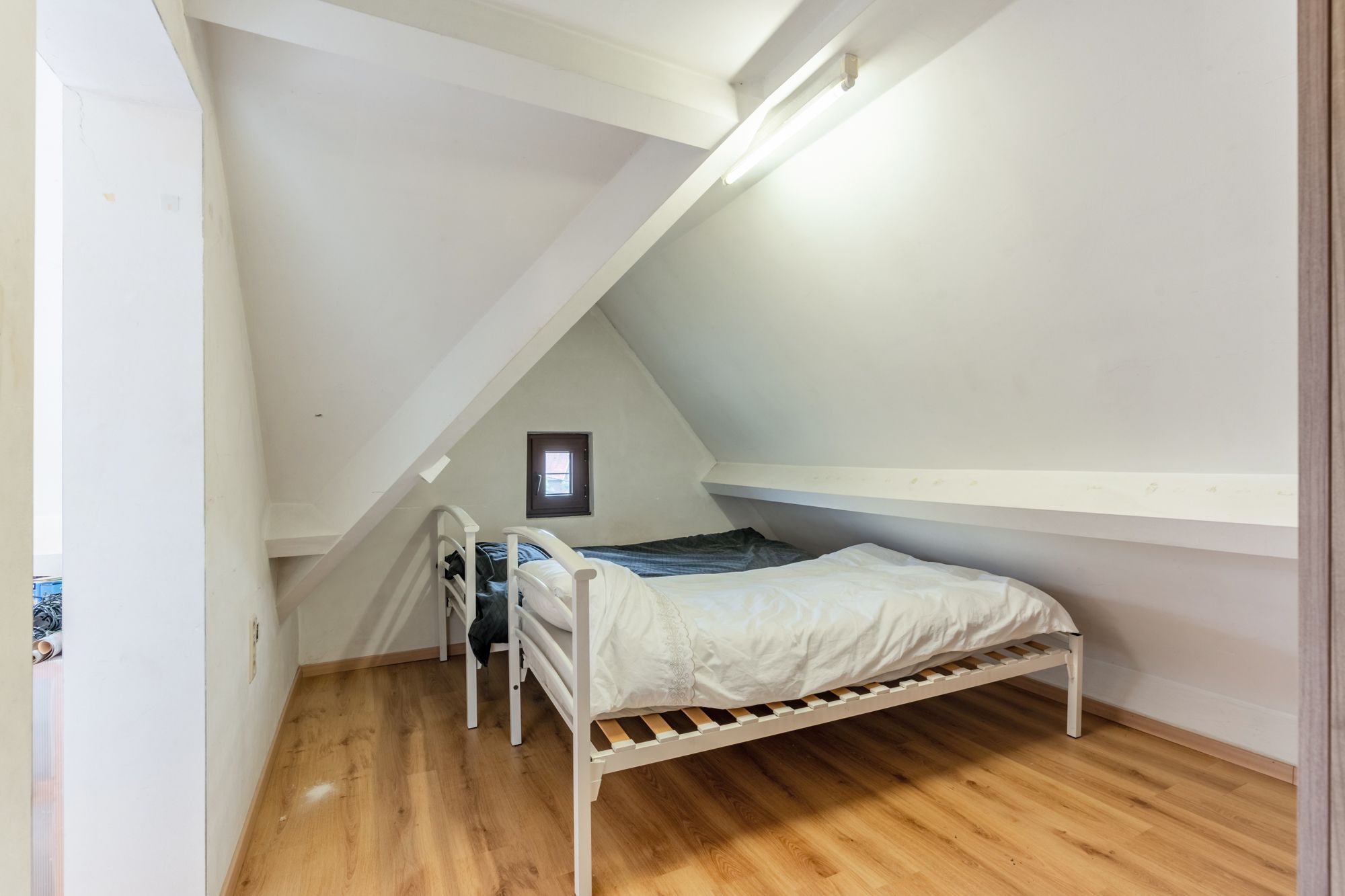 IDEALIS VASTGOED – KARAKTERVOLLE VRIJSTAANDE WONING TE GENK! Deze woning omvat maar liefst 221m² bewoonbare oppervlakte met 2 woonkamers, 2 badkamers en maar liefst 4 slaapkamers op een perceel van 8a42ca! Uiterst geschikt voor kandidaten op zoek naar een zeer ruime woning met afgesloten tuin. foto 17