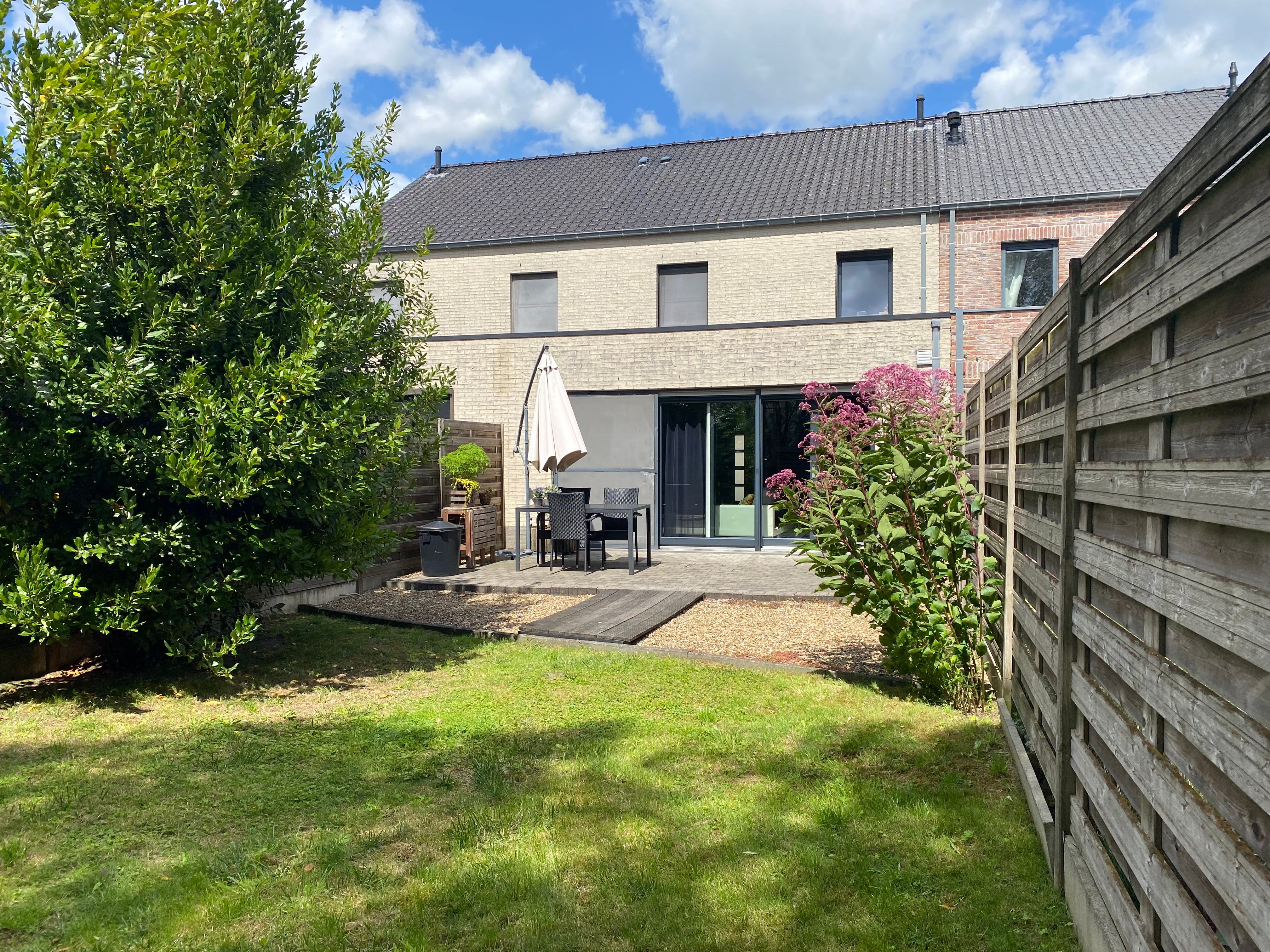 Mooie ruime woning te koop in Eeklo als opbrengsteigendom foto {{pictureIndex}}
