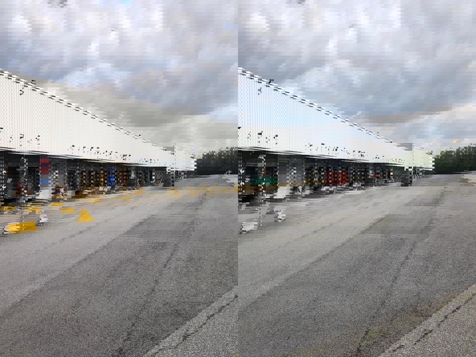 Magazijn 12.543m² met luifel en 11 laadkades met kantoor 1.123m² en ruime parking te huur foto 3