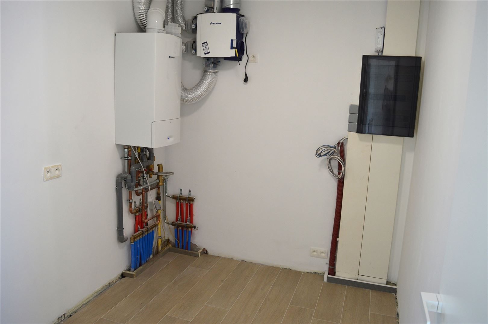 TE HUUR: Appartement met 1 slaapkamer en ruim terras te Stal! foto 14