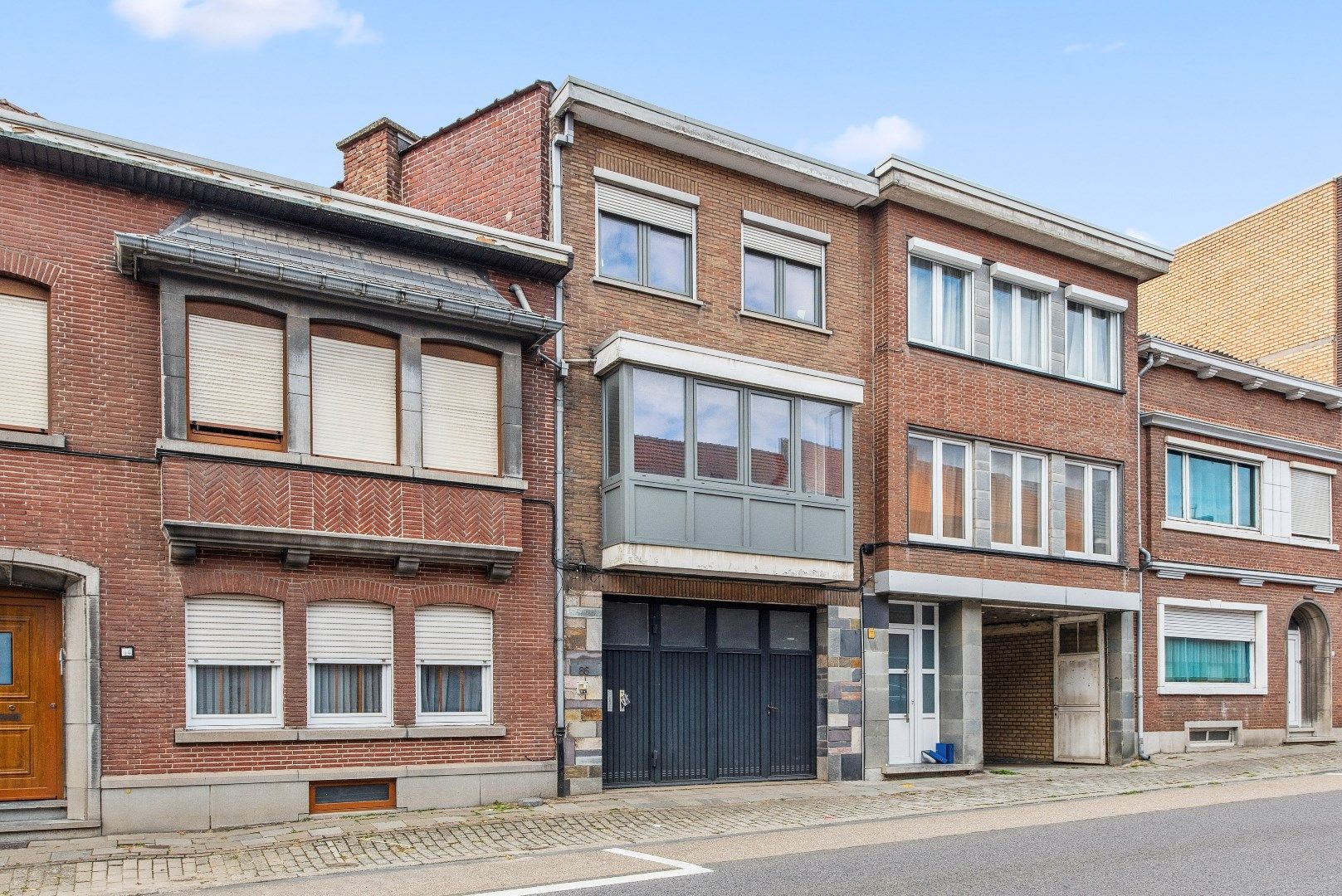Deels te renoveren bel-étage met ruime garage en potentieel foto 2