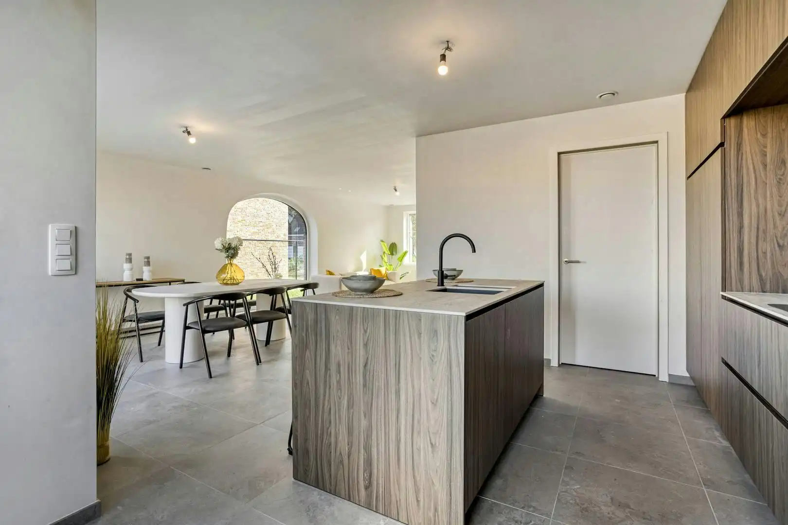 Halfopen huis te koop in Ieper met 3 kamers en dubbele garage foto {{pictureIndex}}