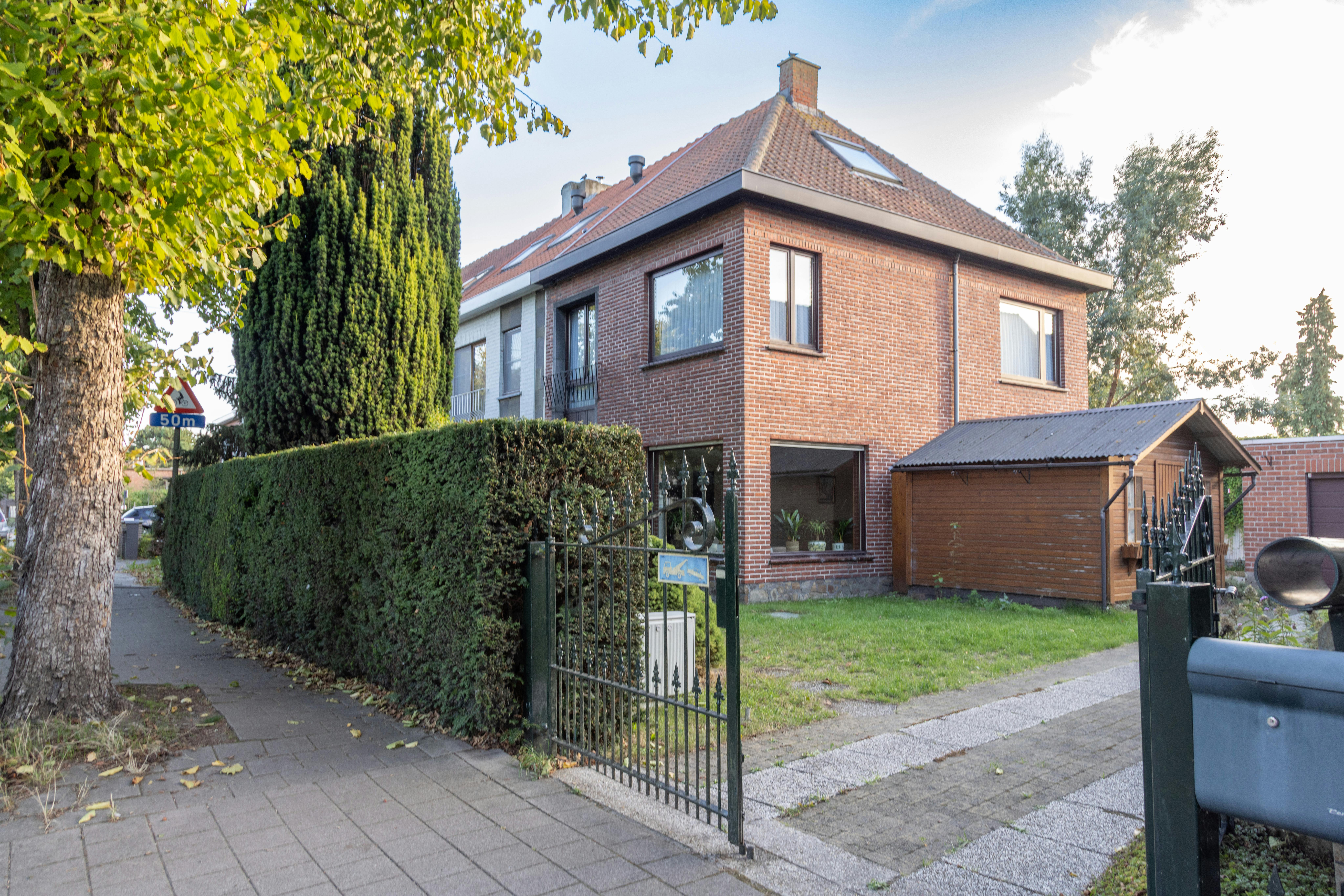 Halfopen huis met veel potentieel te Mariakerke foto {{pictureIndex}}