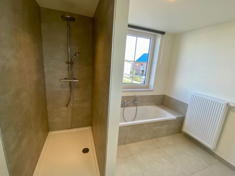 Instapklare recente woning met 4 ruime slaapkamers en carport foto 16