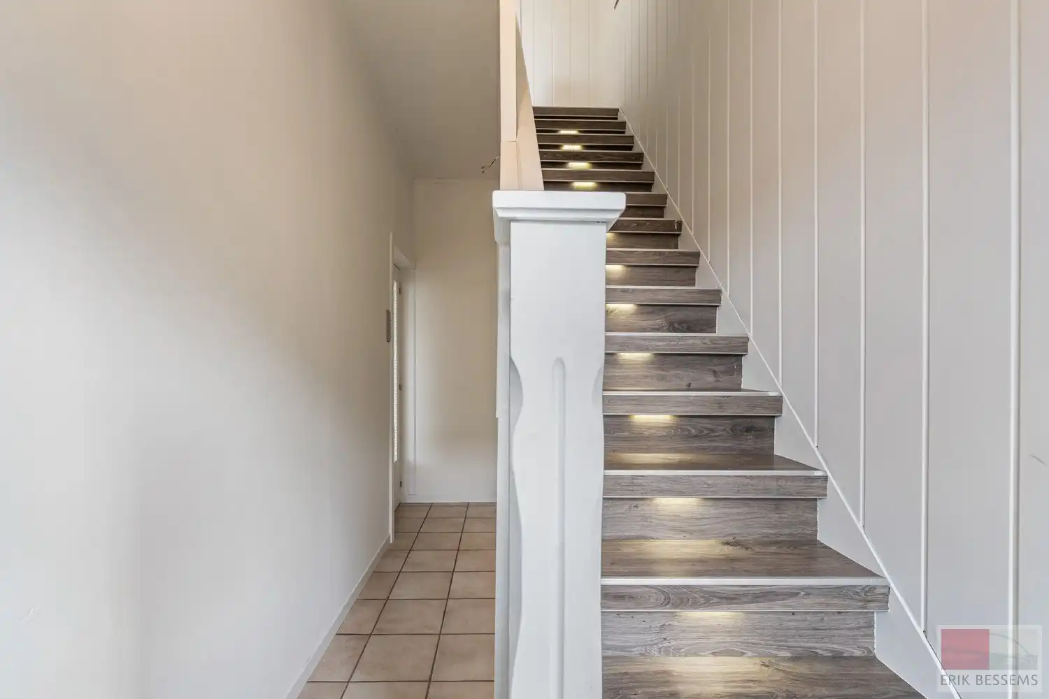 Charmante op te frissen woning met veel potentieel, met een woonoppervlakte van 169 m² foto 2