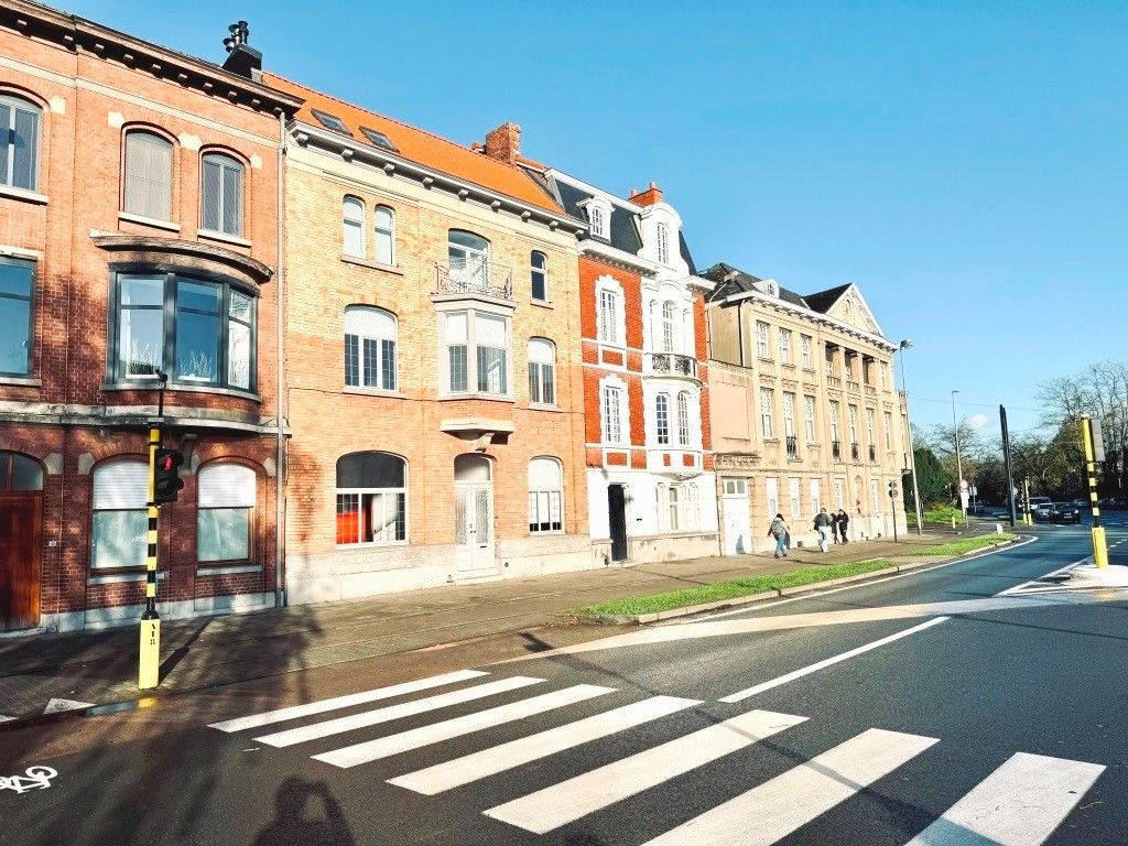 Imposante bijzonder grote burgerwoning met stadstuin foto {{pictureIndex}}