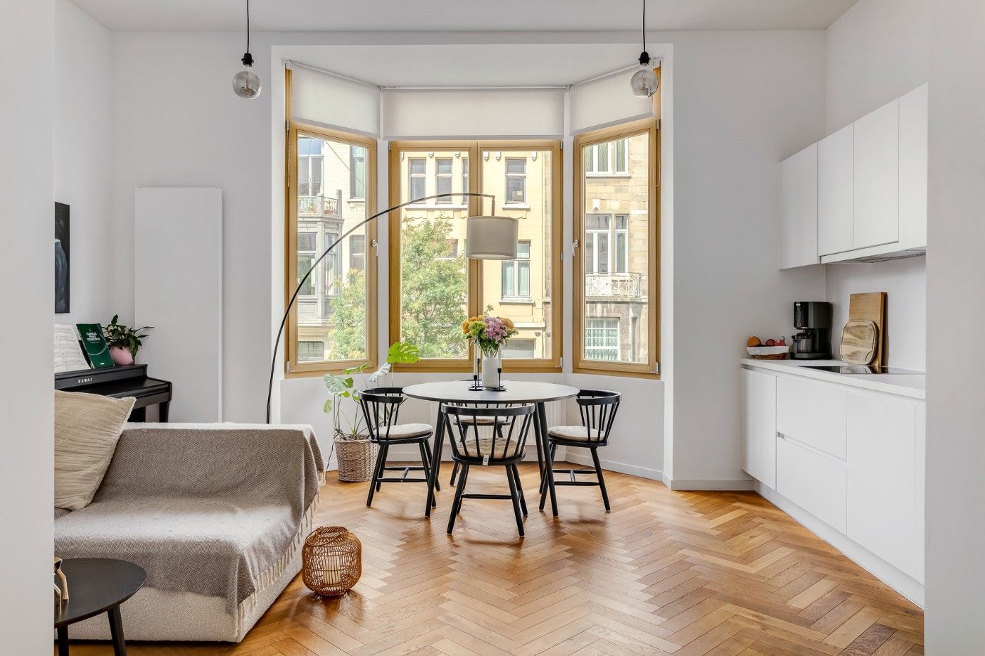 Goed gelegen, mooi gerenoveerd appartement op 1ste verd. met 2 slpk. en balkon foto 3