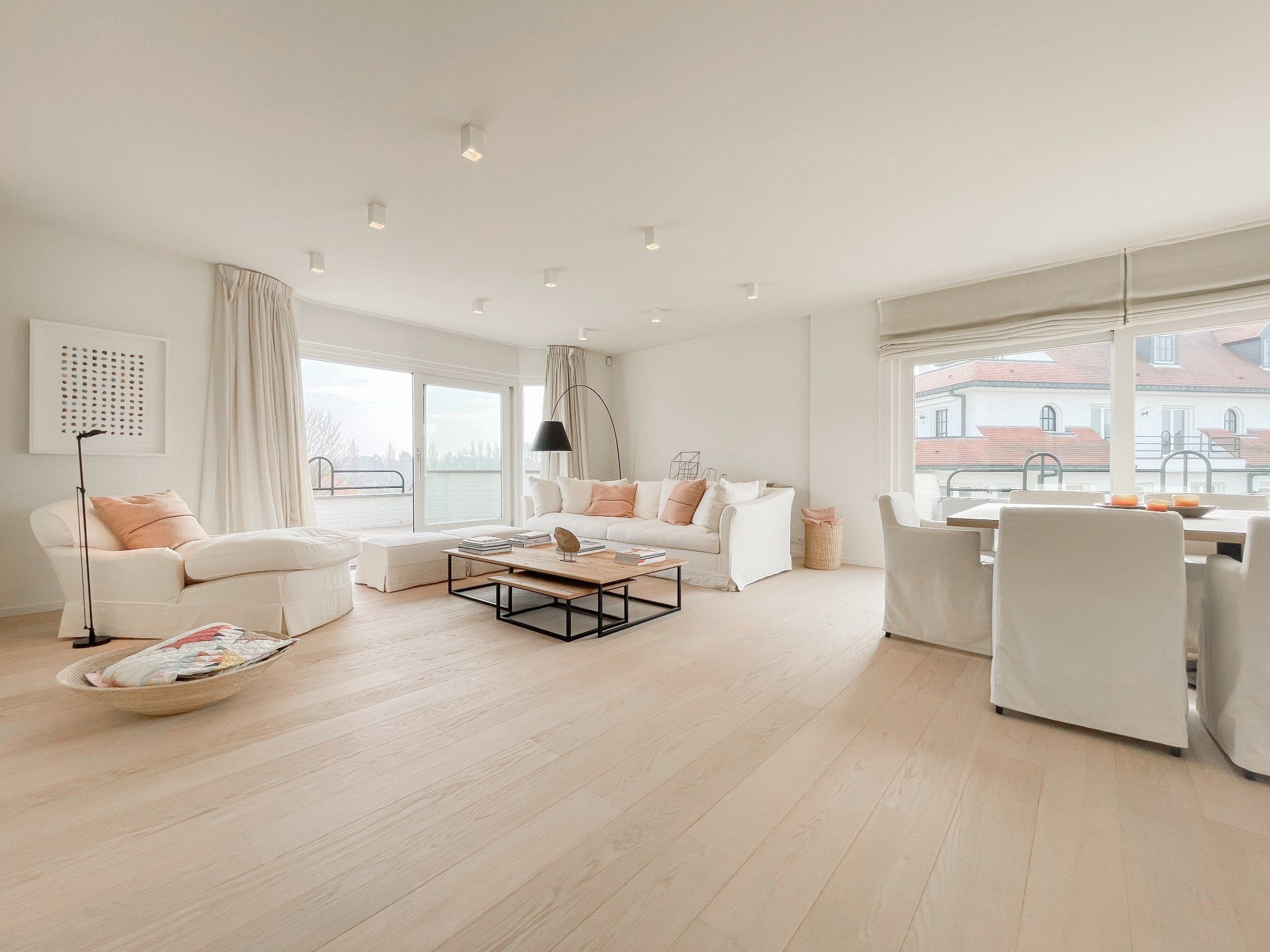 Subliem hoekappartement met ruime terrassen gelegen in het prestigieuze domein Tennis Garden. foto {{pictureIndex}}